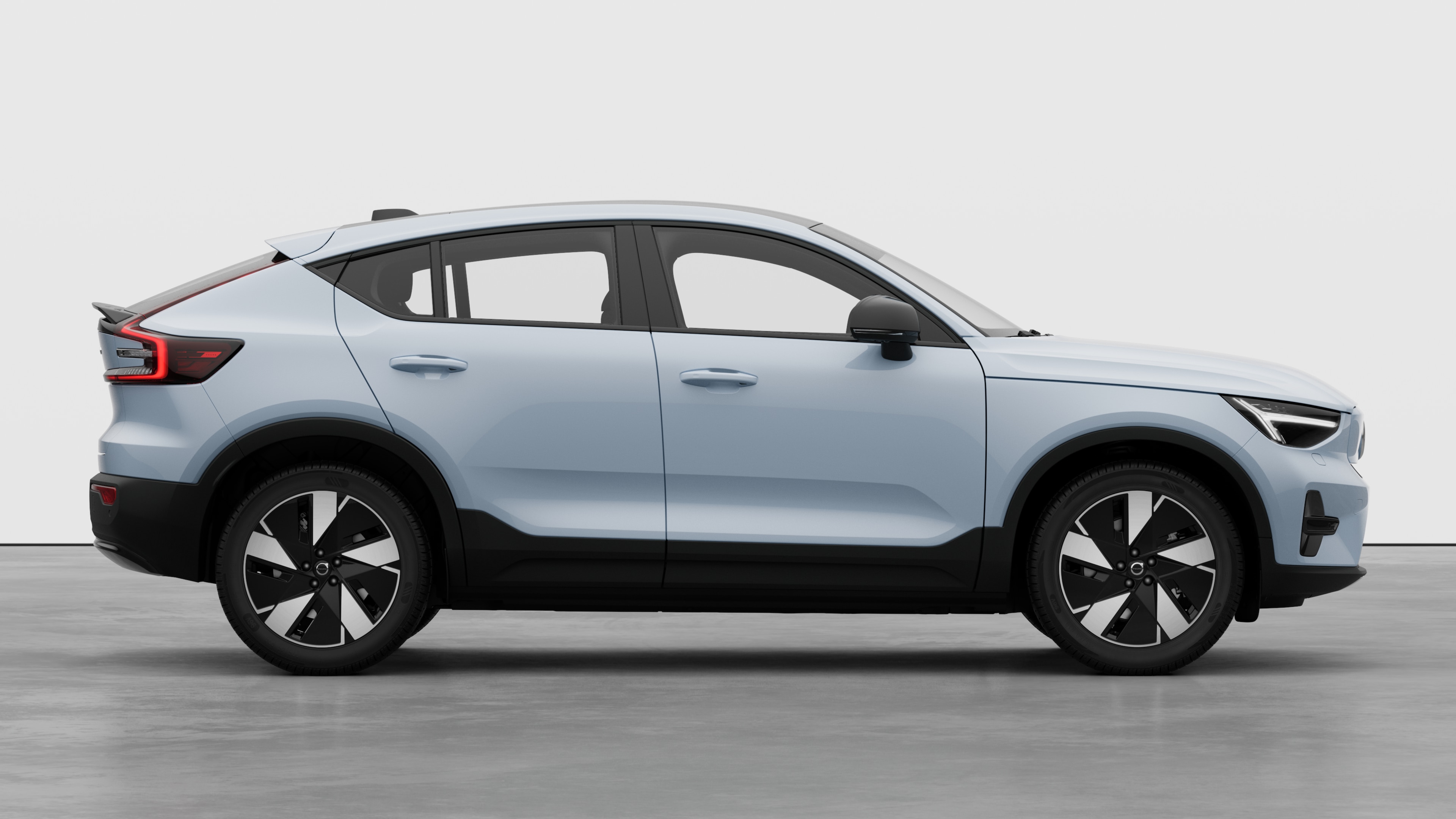 Volvo -auto sivulta tavallisella studiotaustalla, jossa näkyvät suljetut ovet ja näkyvä vannemuotoilu.