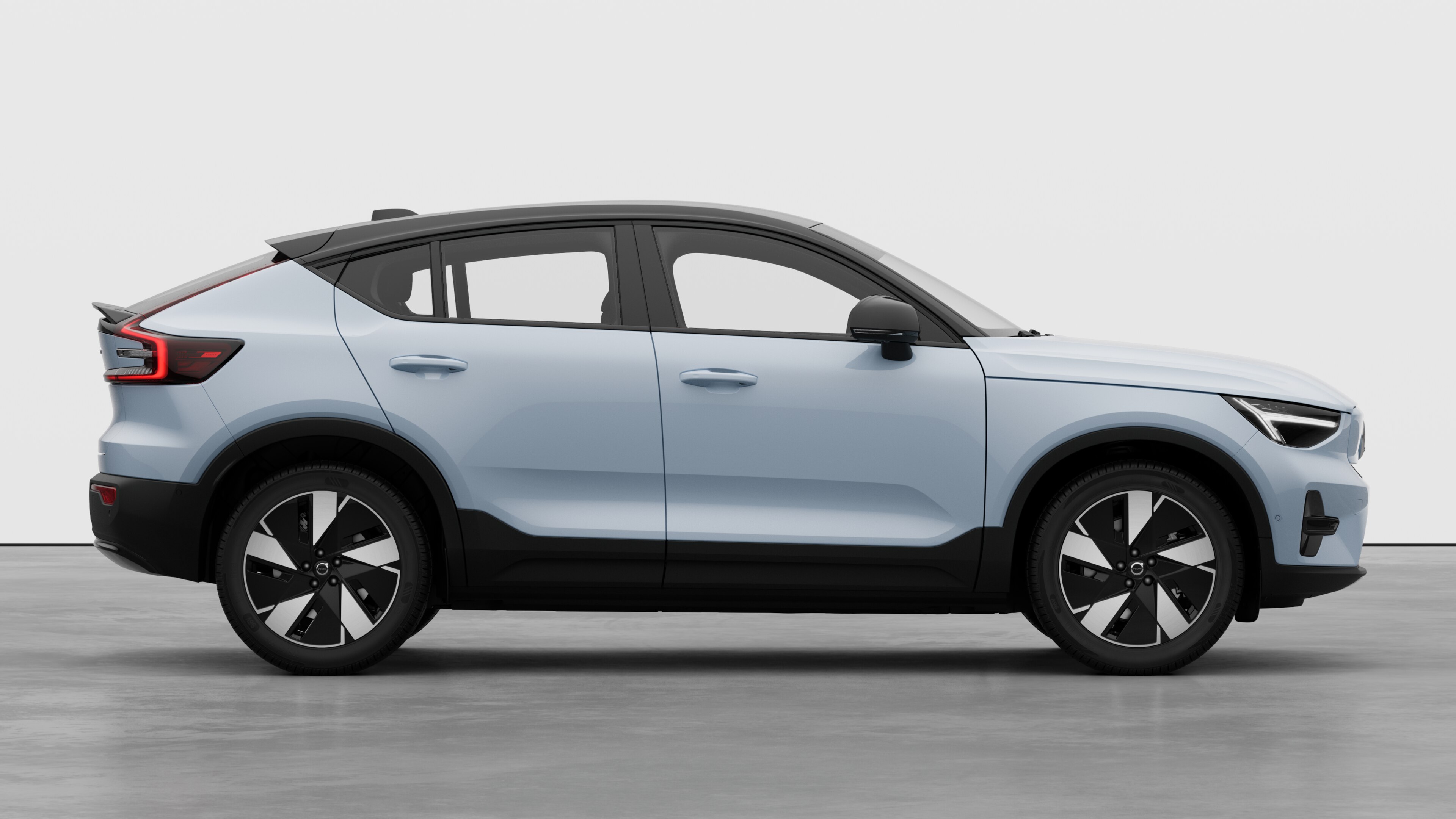 Πλευρική όψη αυτοκινήτου Volvo σε απλό φόντο στούντιο, όπου εμφανίζονται οι κλειστές πόρτες και η ορατή σχεδίαση των τροχών.