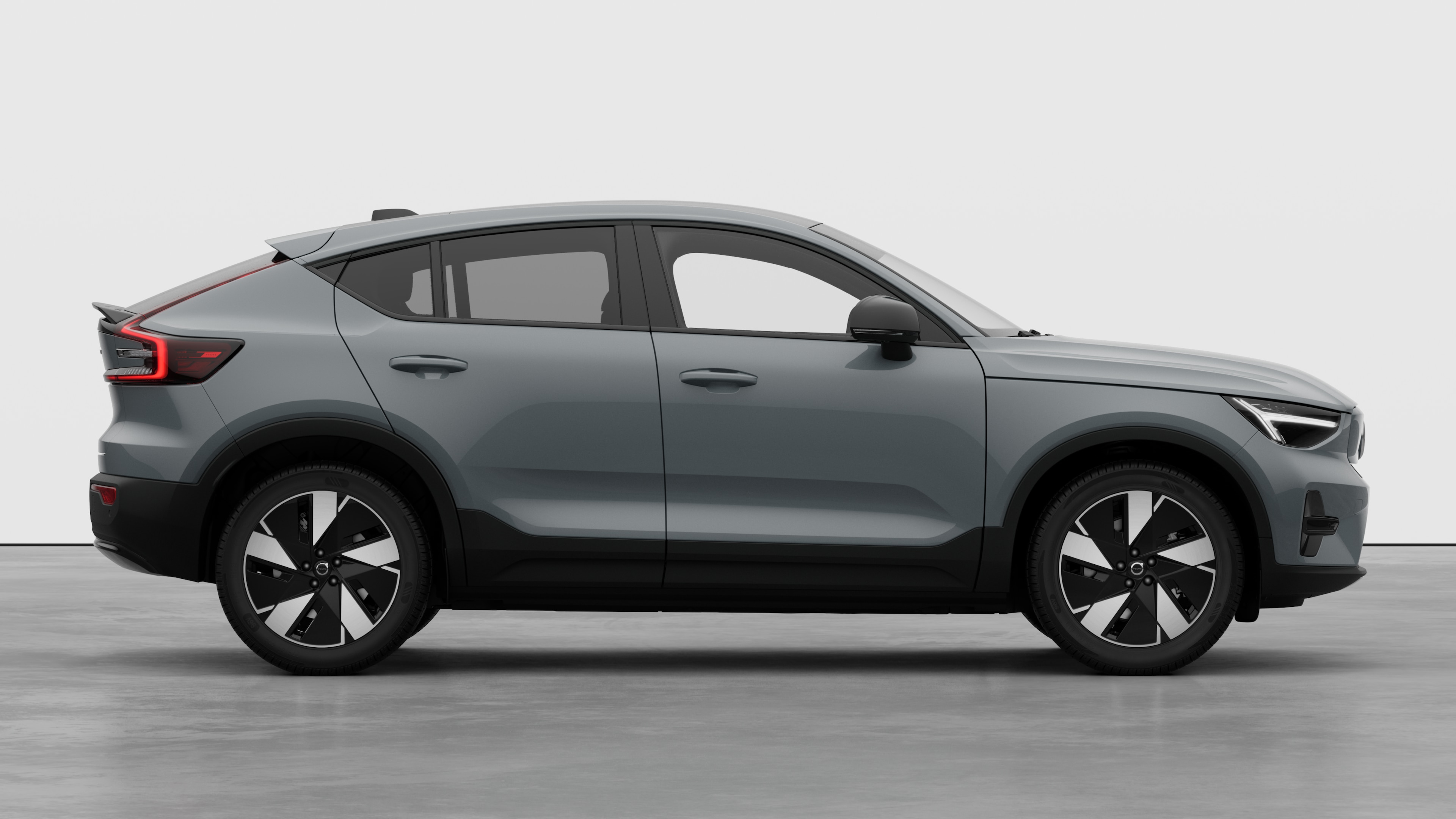 Vue latérale d’une Volvo sur fond de studio montrant les portes fermées et le design des roues visible.