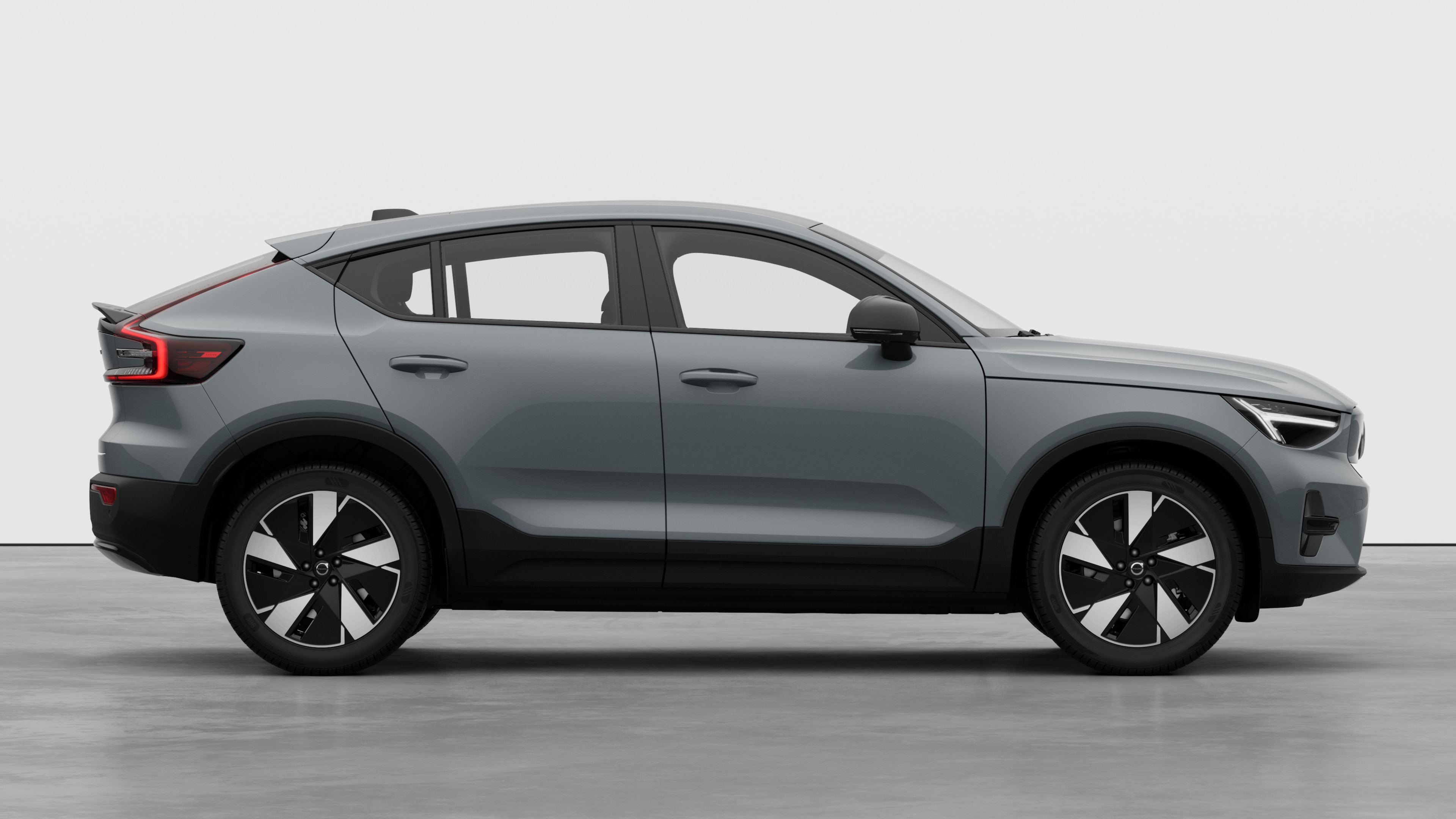 Vue latérale d’une Volvo sur fond de studio montrant les portes fermées et le design des roues visible.