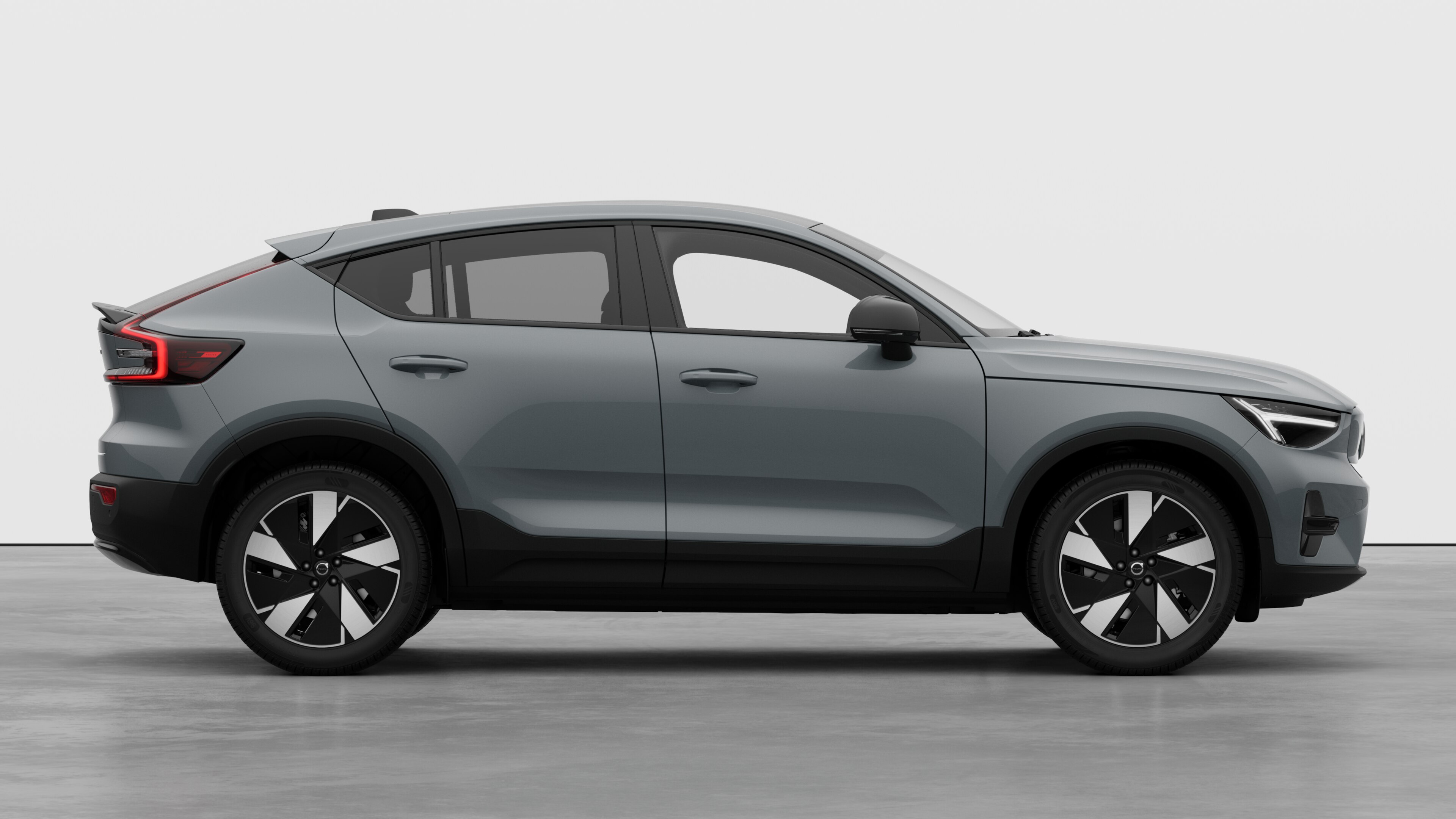 Vue latérale d’une Volvo sur fond de studio montrant les portes fermées et le design des roues visible.