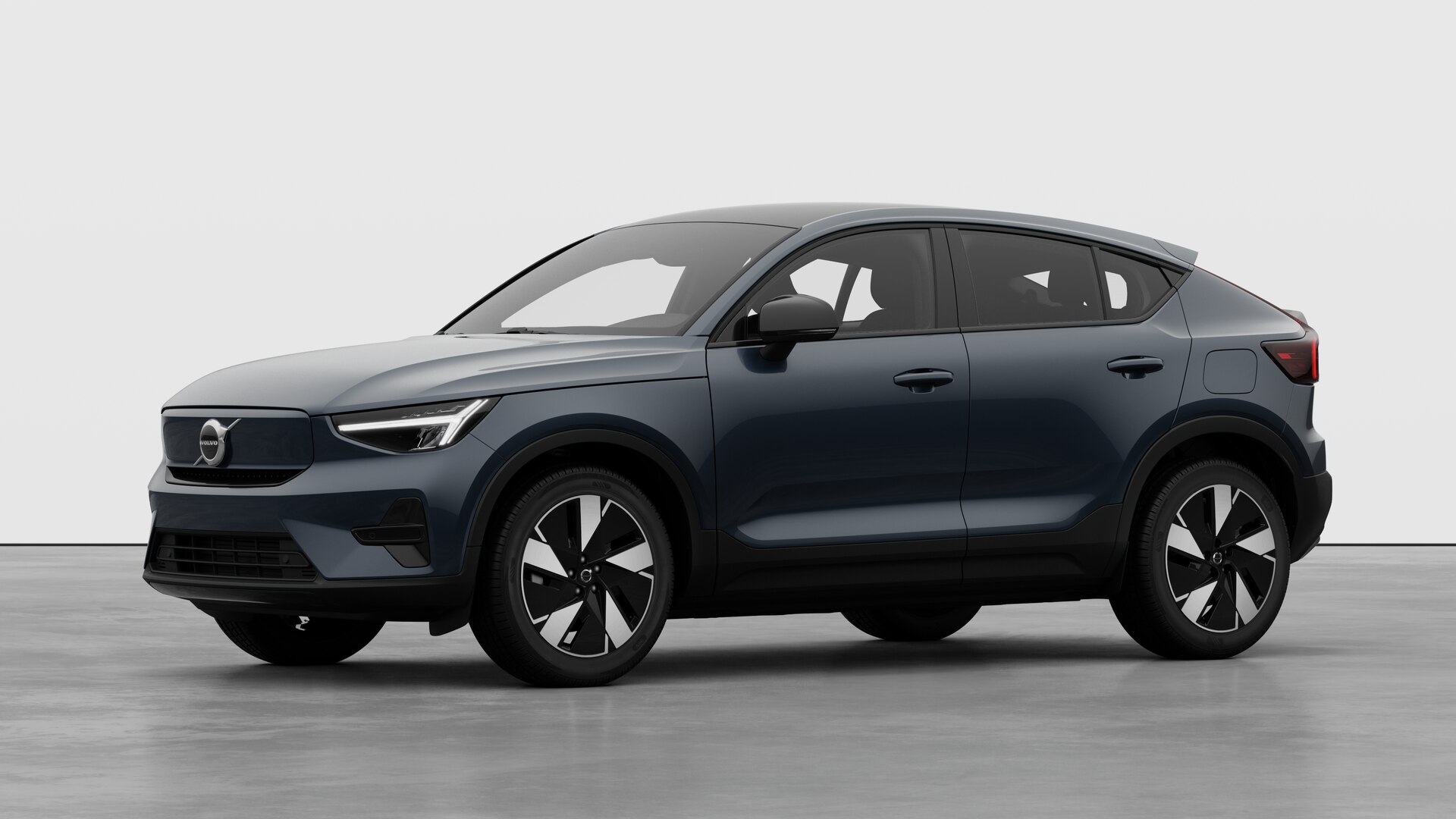 Extérieur d’une Volvo vue de trois quarts, arrière-plan uni d’un studio.