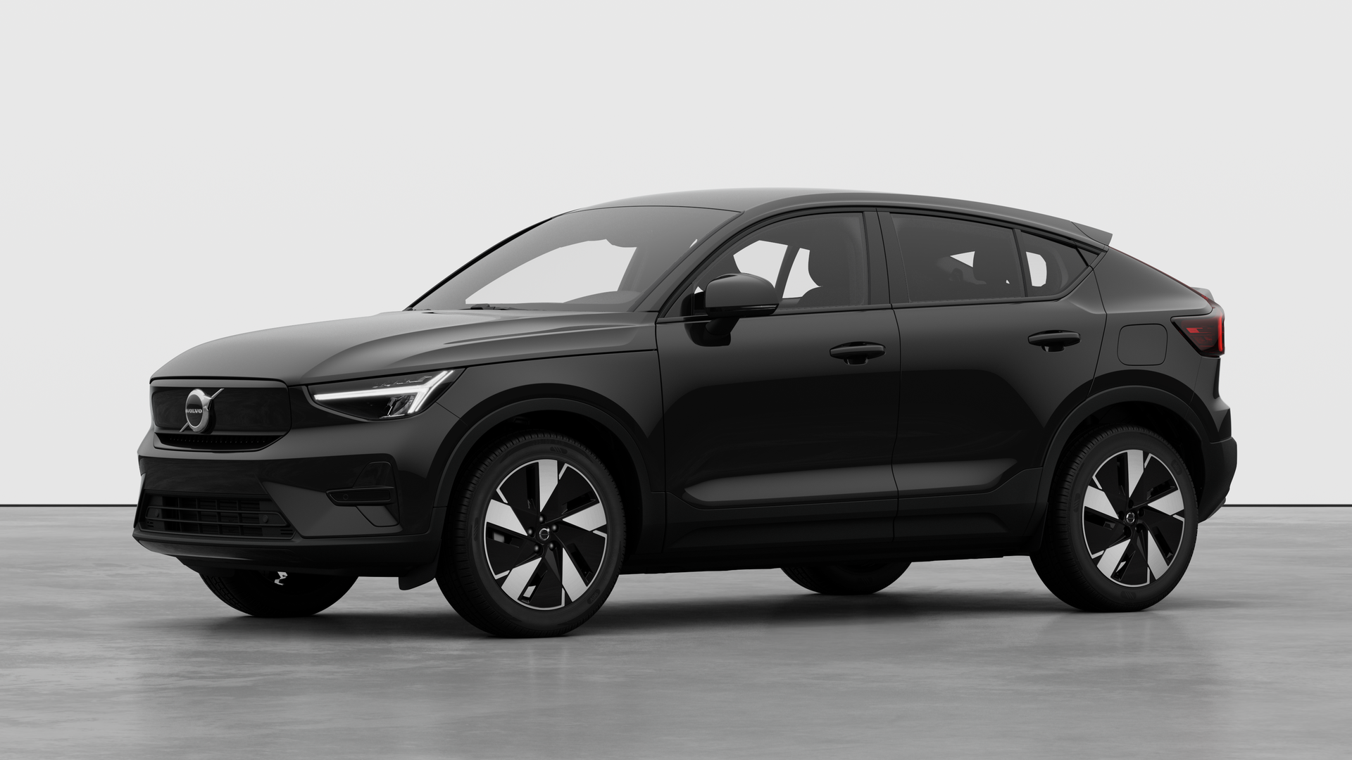Extérieur d’une Volvo vue de trois quarts, arrière-plan uni d’un studio.