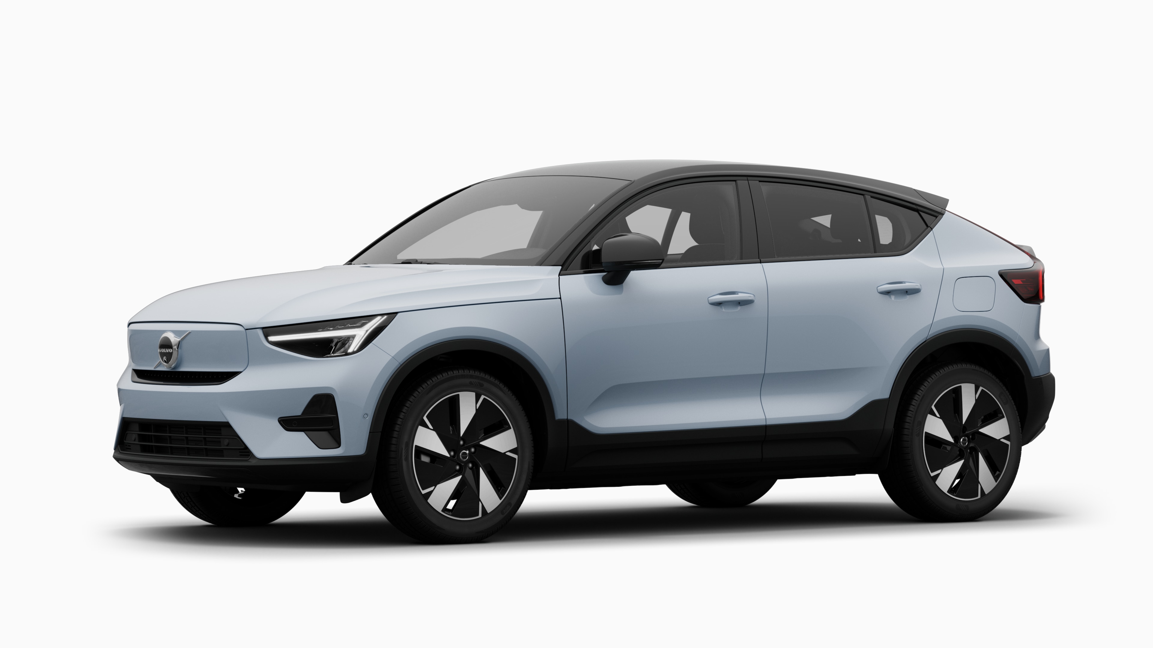 Extérieur d’une Volvo vue de trois quarts, arrière-plan uni d’un studio.