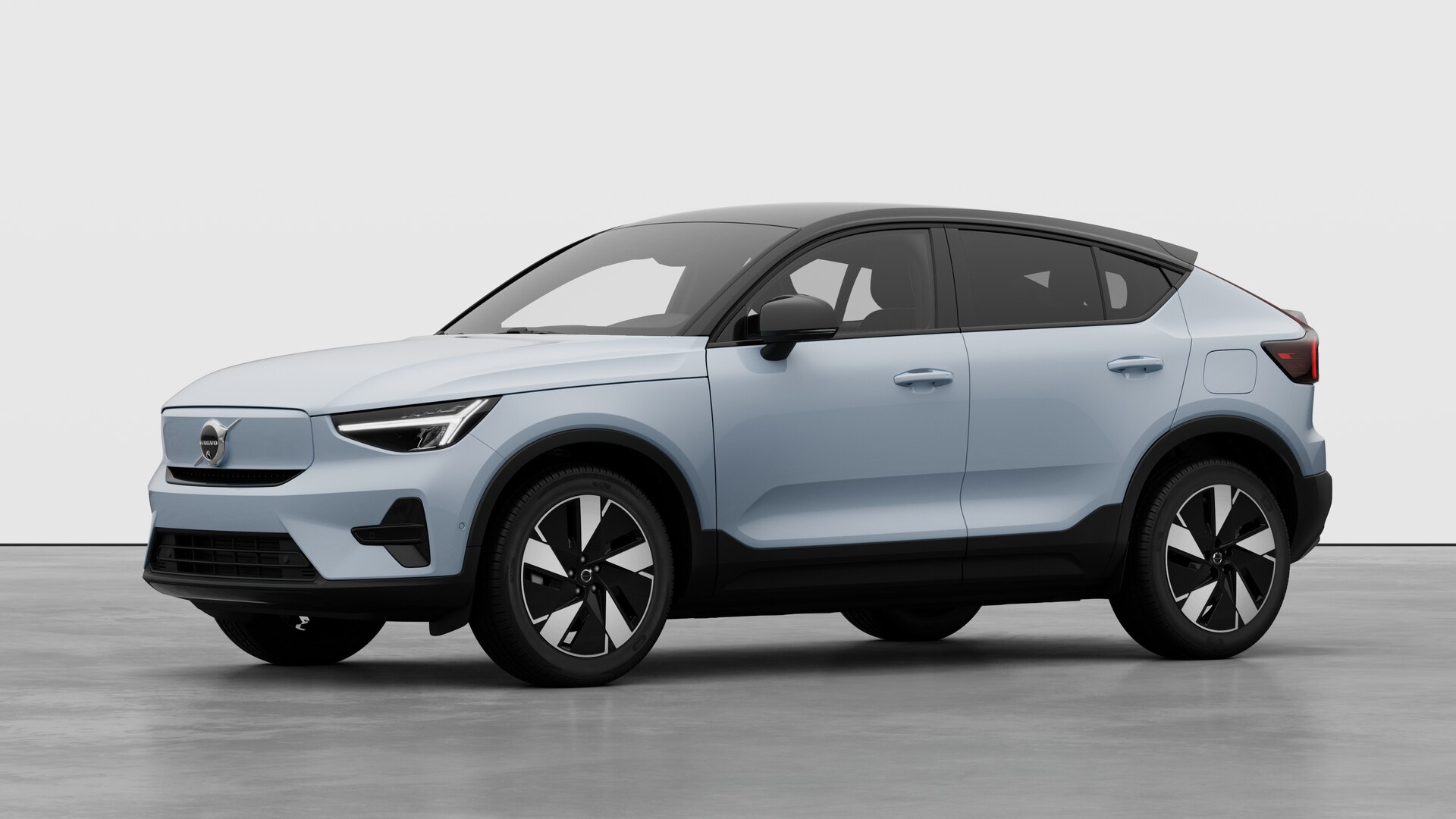 Extérieur d’une Volvo vue de trois quarts, arrière-plan uni d’un studio.