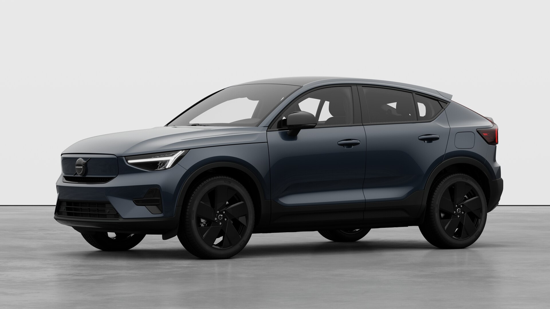 Extérieur d’une Volvo vue de trois quarts, arrière-plan uni d’un studio.