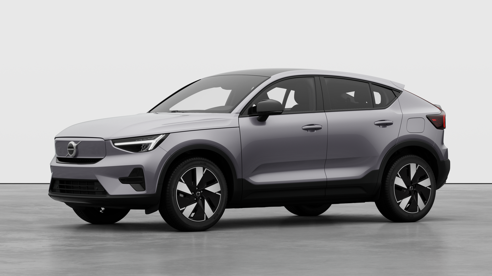 Extérieur d’une Volvo vue de trois quarts, arrière-plan uni d’un studio.