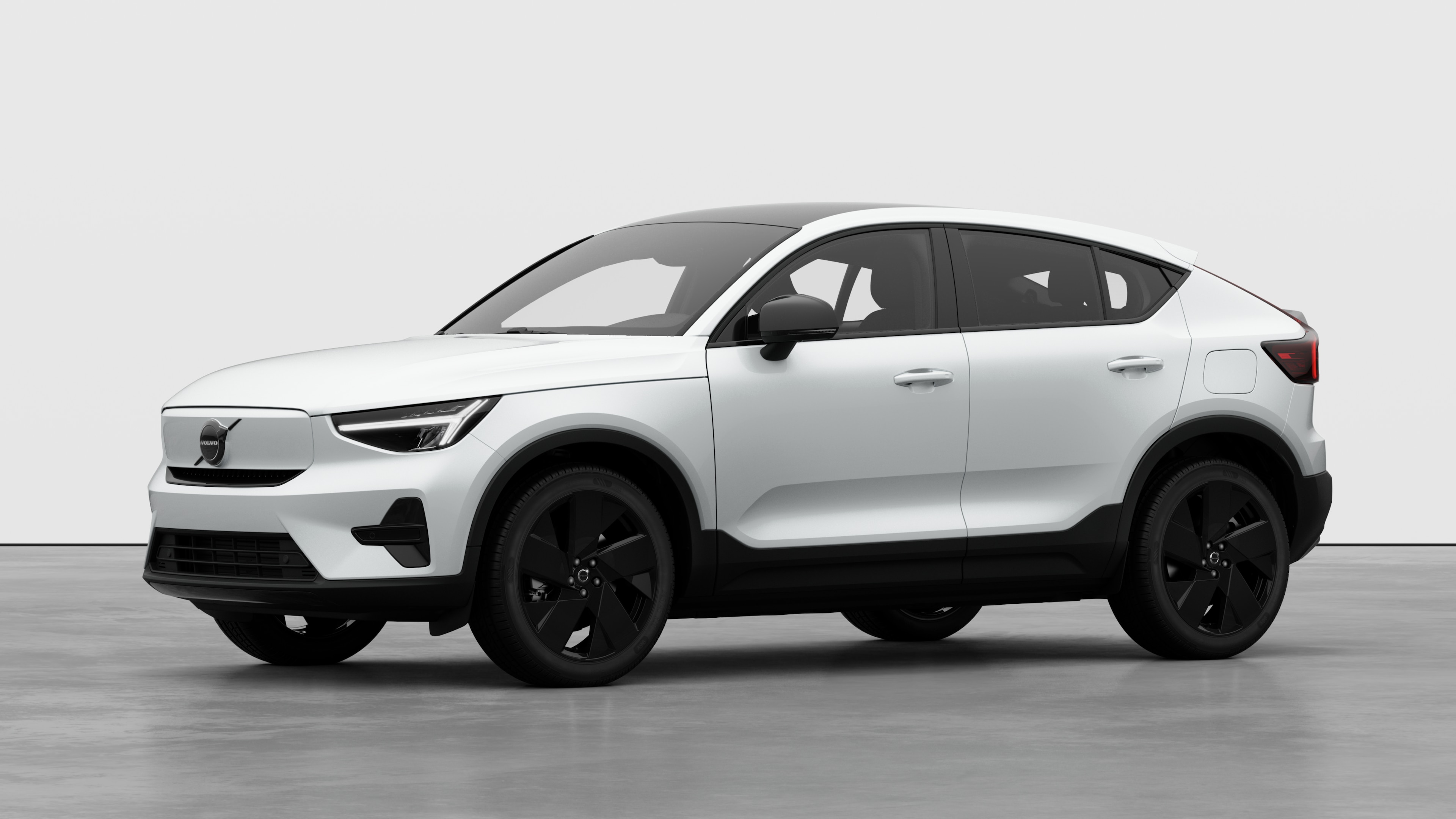 Außenansicht eines Volvo in Dreiviertelansicht, einfarbiger Studiohintergrund.