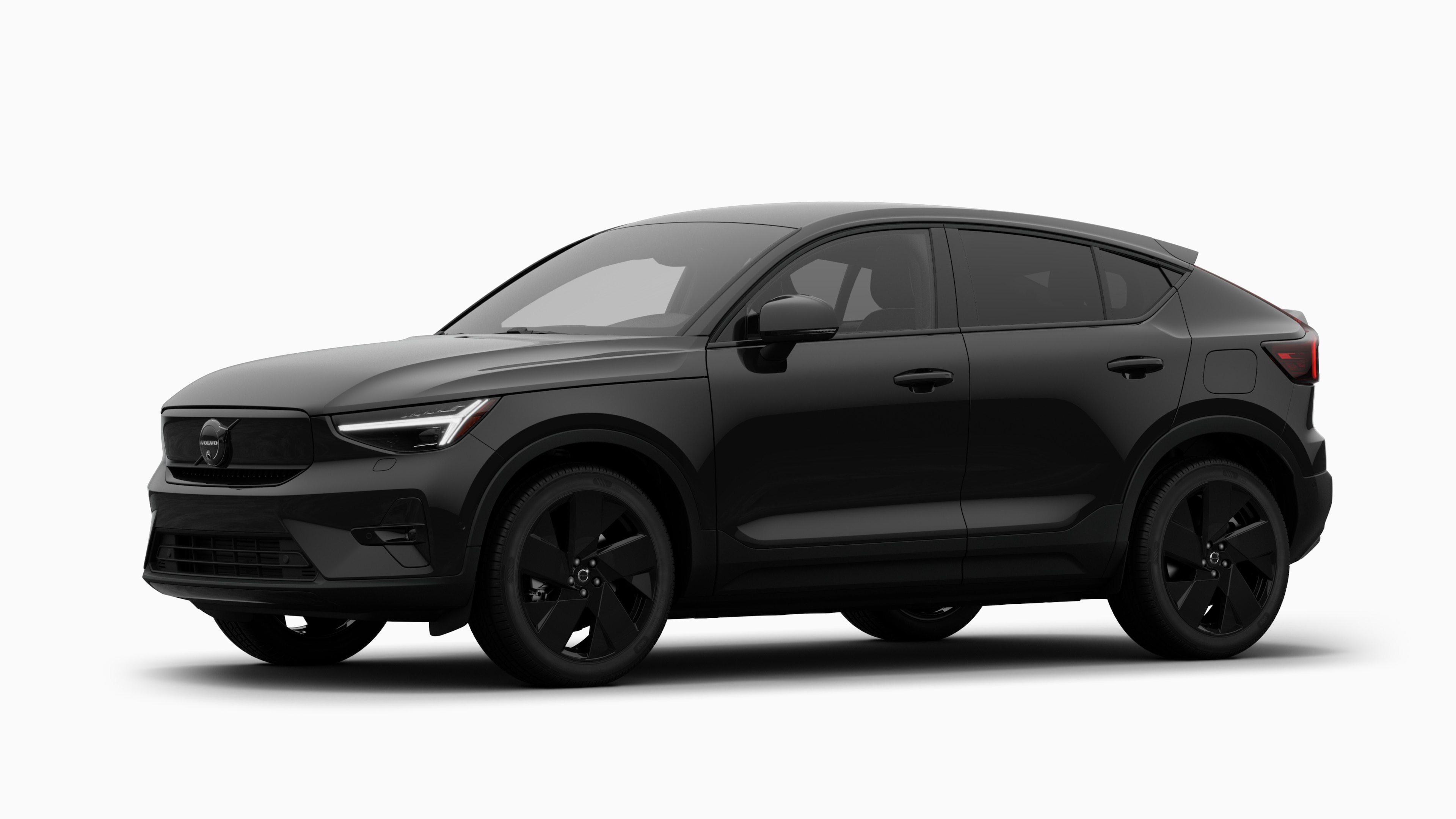 L’extérieur d’une voiture Volvo vue de trois quarts, sur un fond de studio uni.