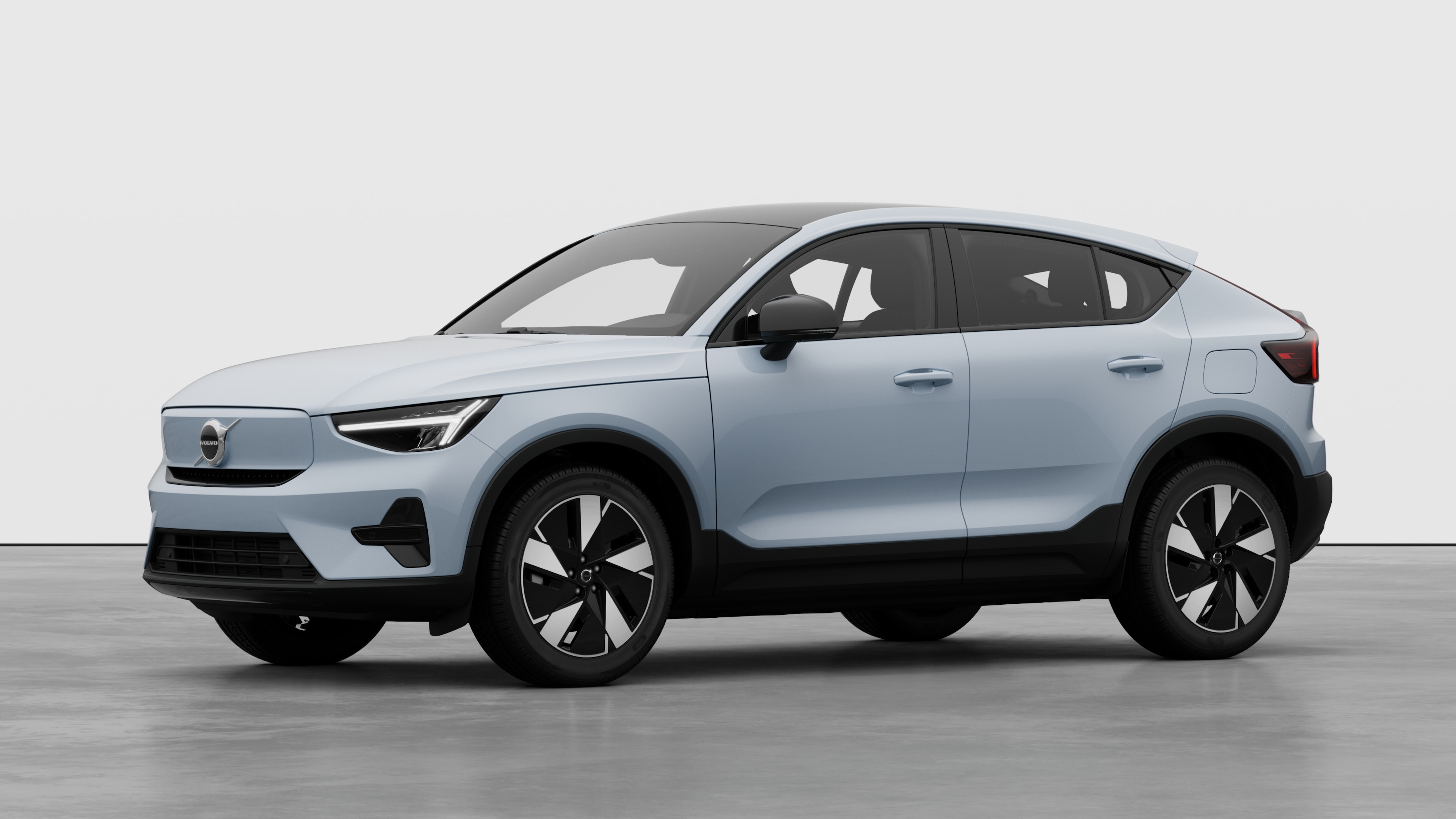 Volvo Außenansicht in Dreiviertelansicht, schlichter Studiohintergrund.