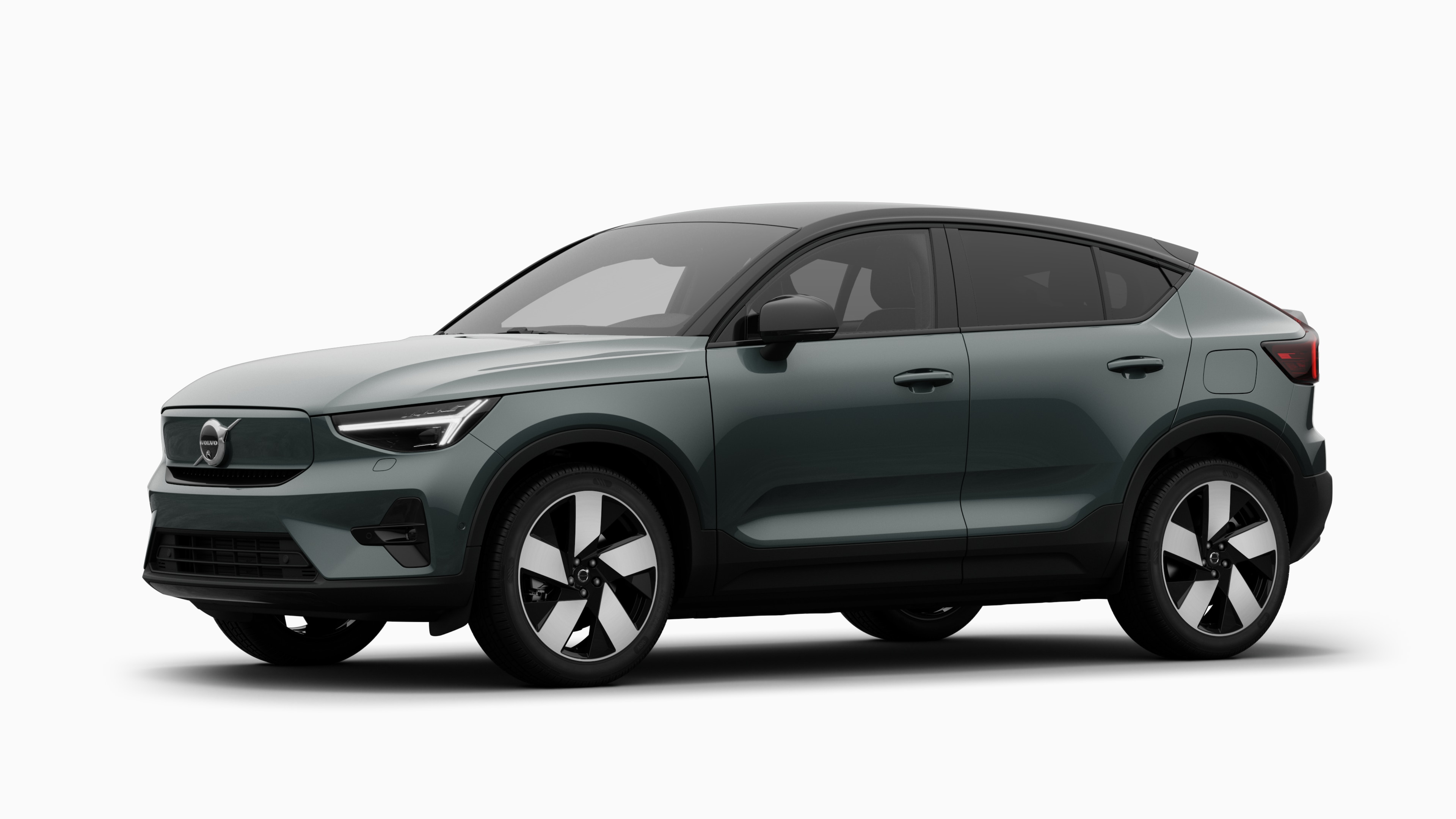 Extérieur d’une voiture Volvo vue de trois-quarts, fond uni d’un studio.