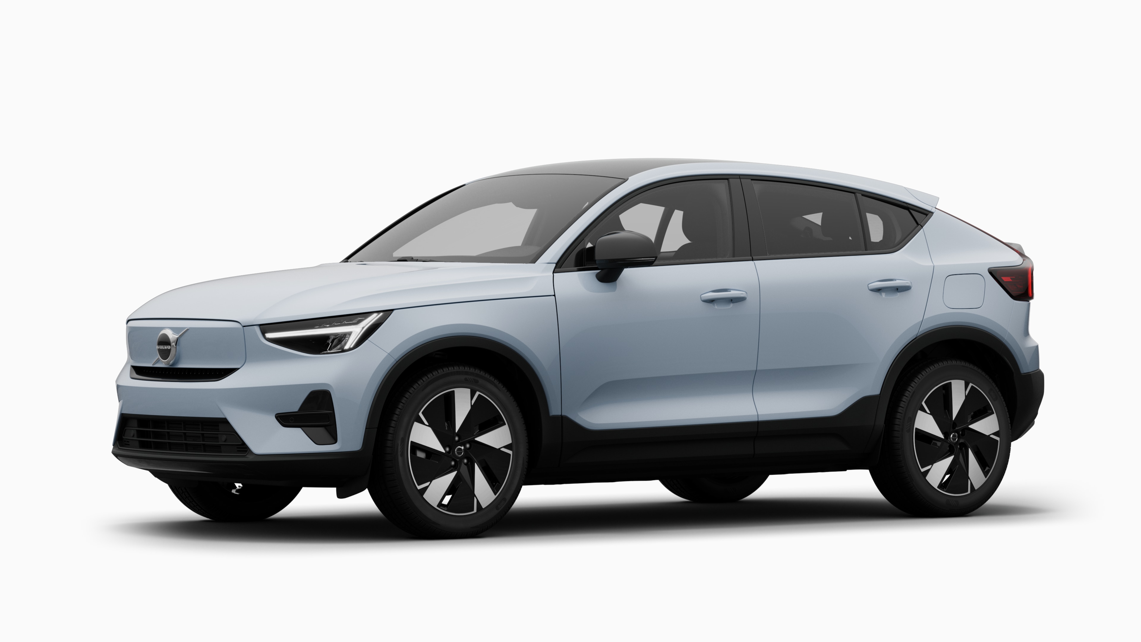 Extérieur d’une Volvo vue de trois quarts, arrière-plan uni d’un studio.