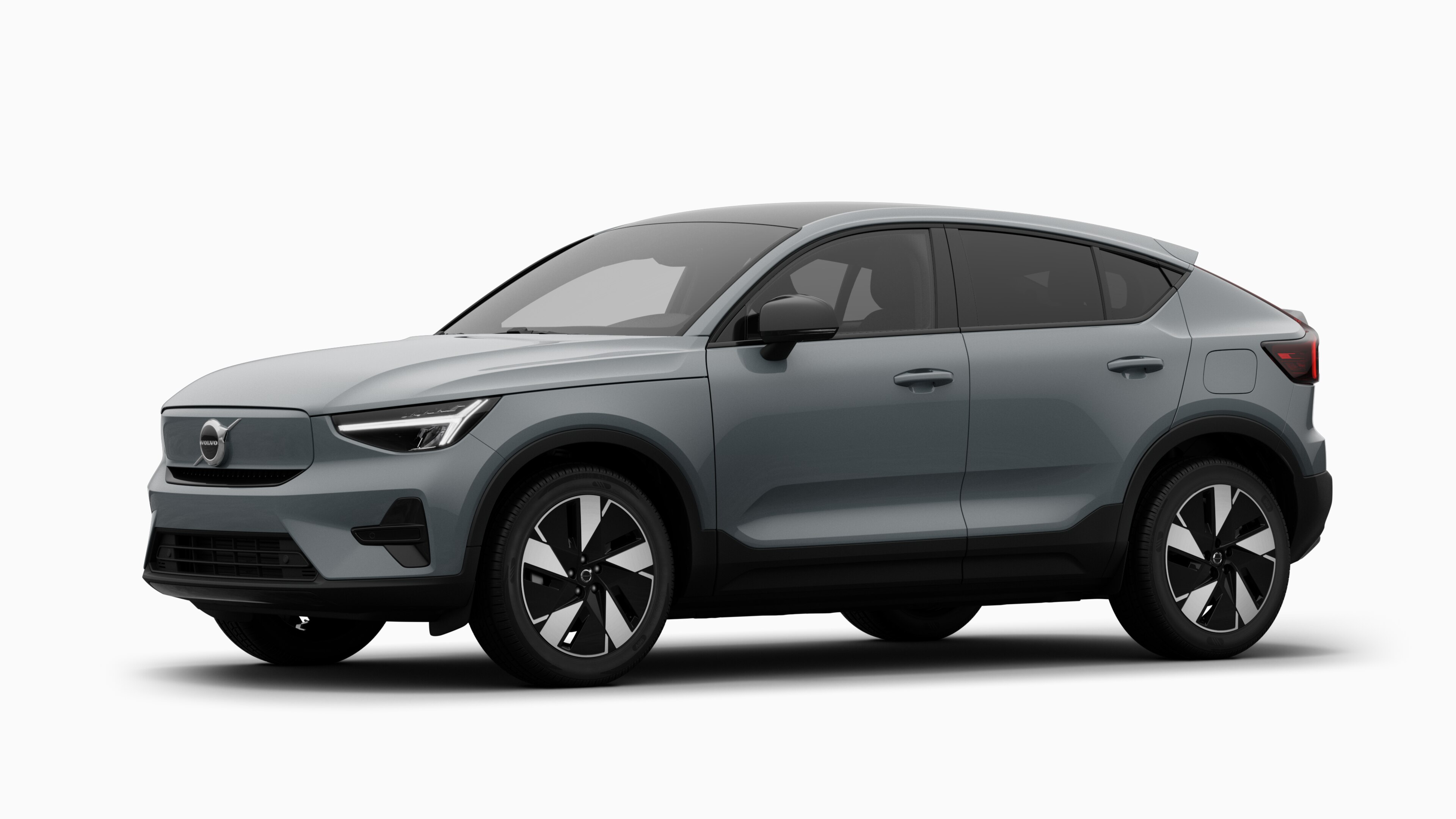 Exterieur van Volvo in driekwart aanzicht, effen studioachtergrond.