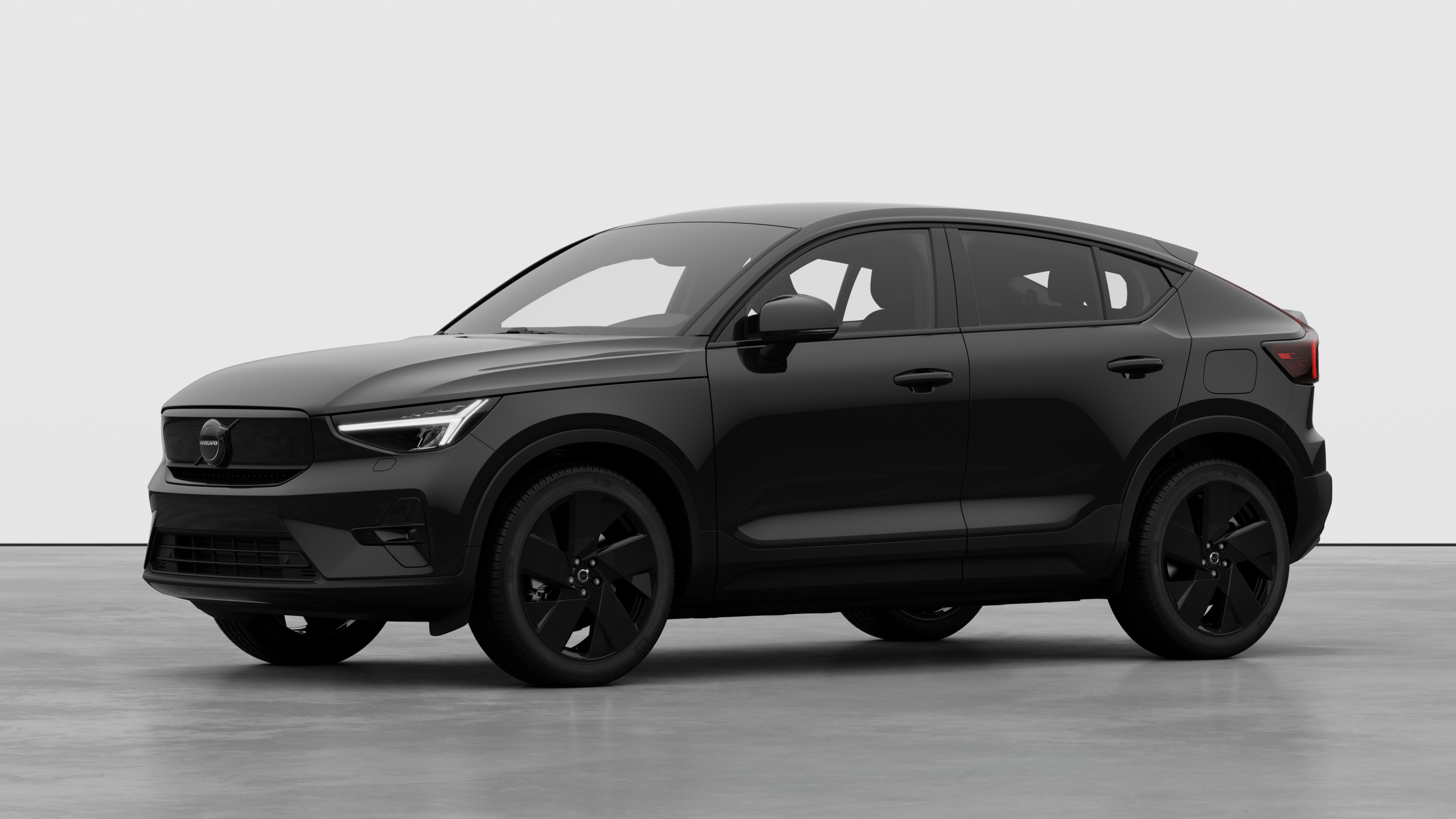 Volvobilens exteriör i trekvartsvy, vanlig studiobakgrund.