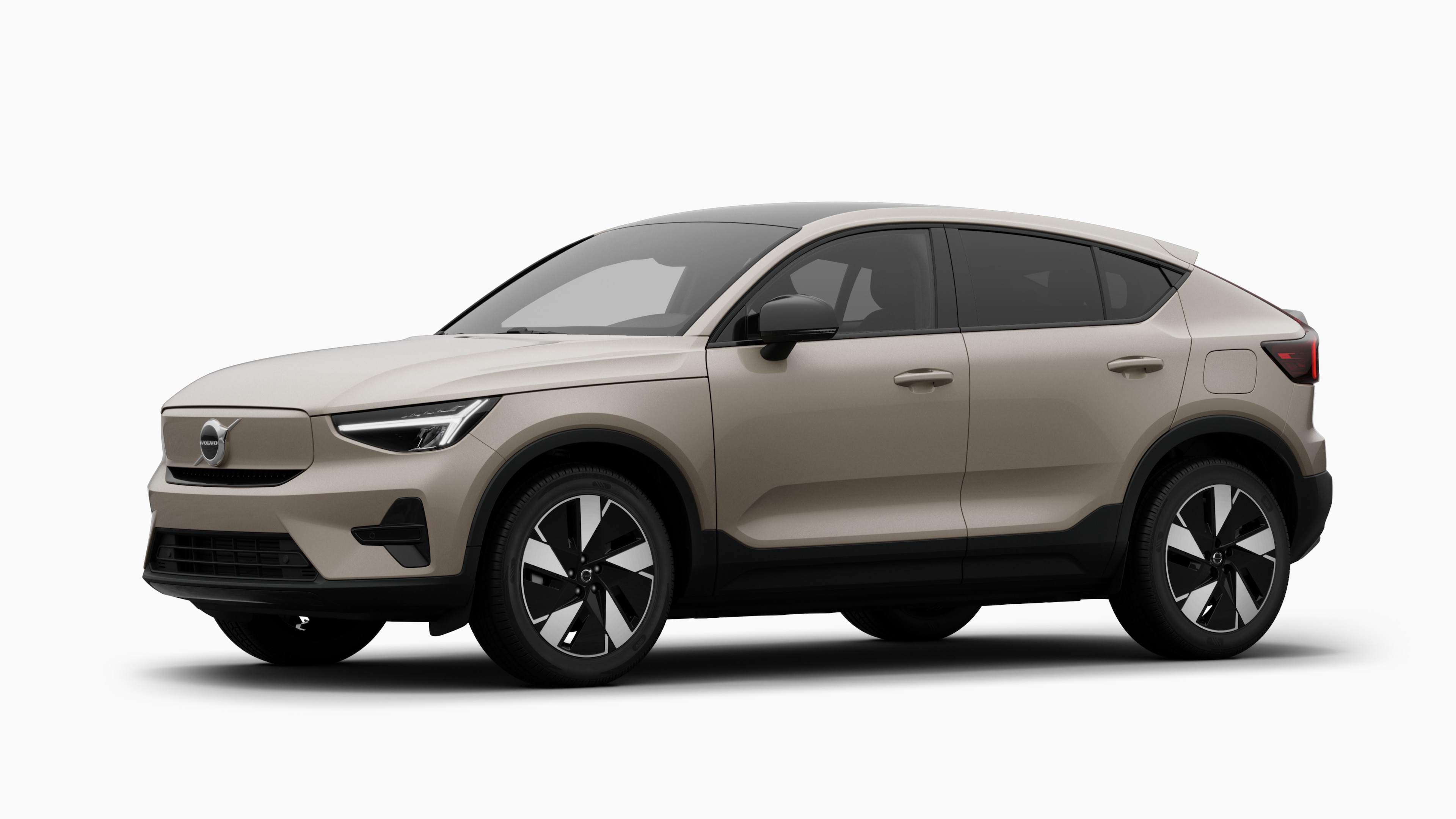 Extérieur d’une Volvo vue de trois quarts, fond de studio uni.