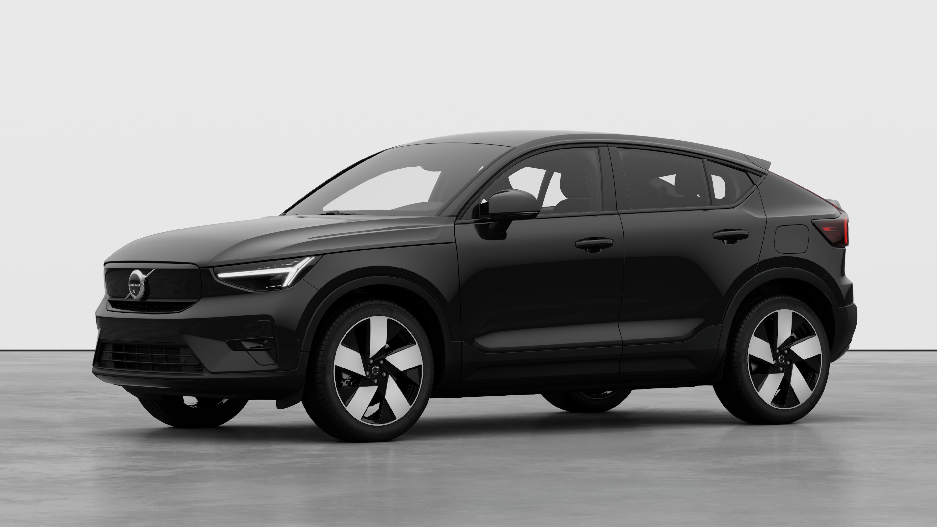 Exterior del vehículo Volvo en vista de tres cuartos, fondo de estudio liso.