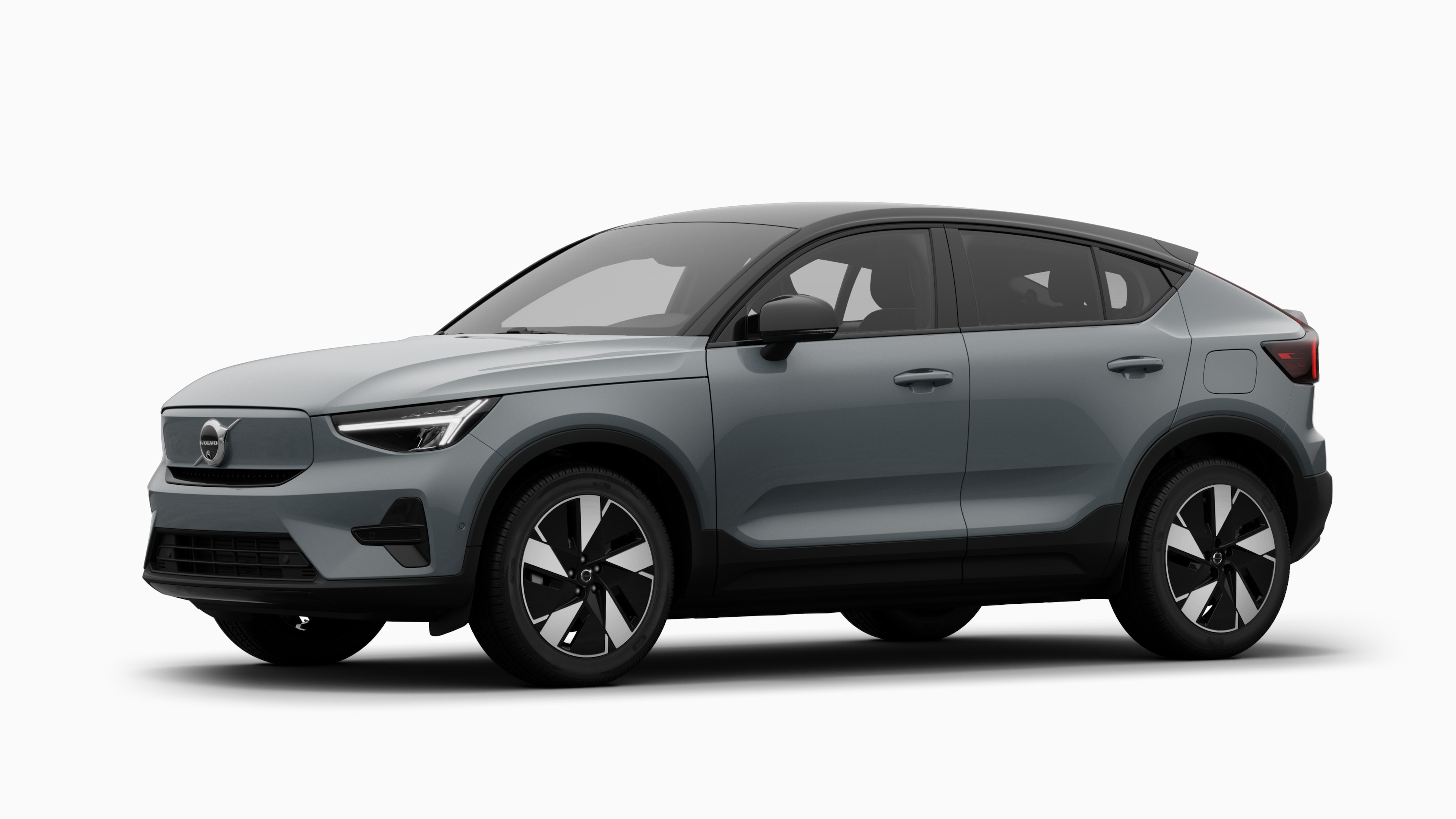 Extérieur d’une Volvo vue de trois quarts, fond de studio uni.