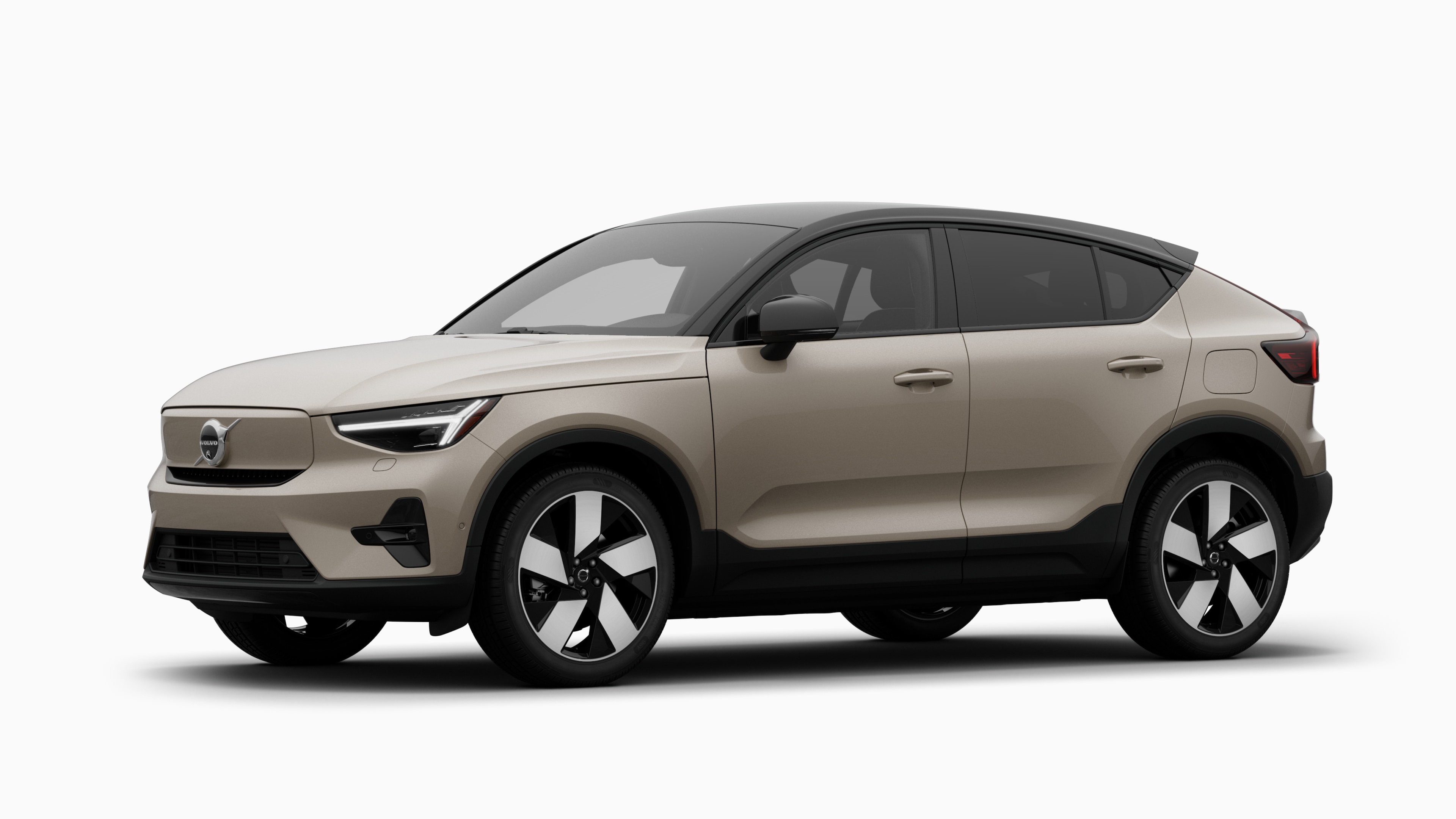 Exterior del vehículo Volvo en vista de tres cuartos, fondo de estudio liso.