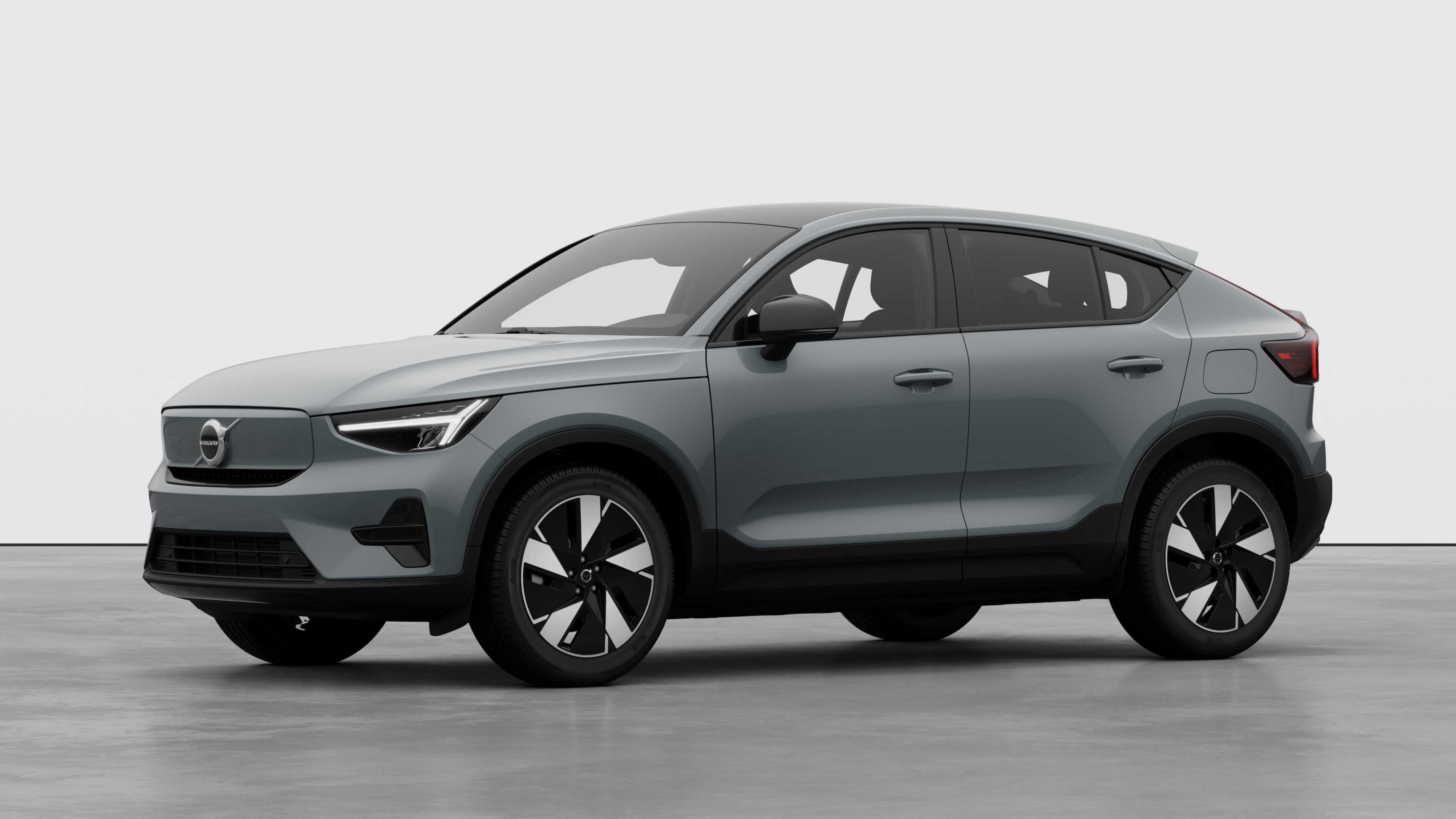 Extérieur d’une Volvo vue de trois quarts, fond de studio uni.