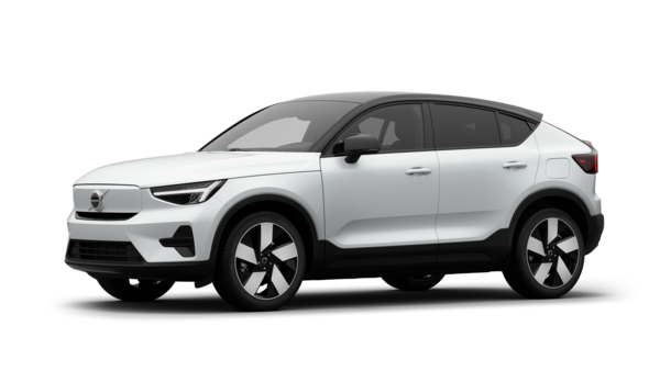 Het exterieur van de Volvo-auto in driekwart aanzicht, duidelijke studioachtergrond.