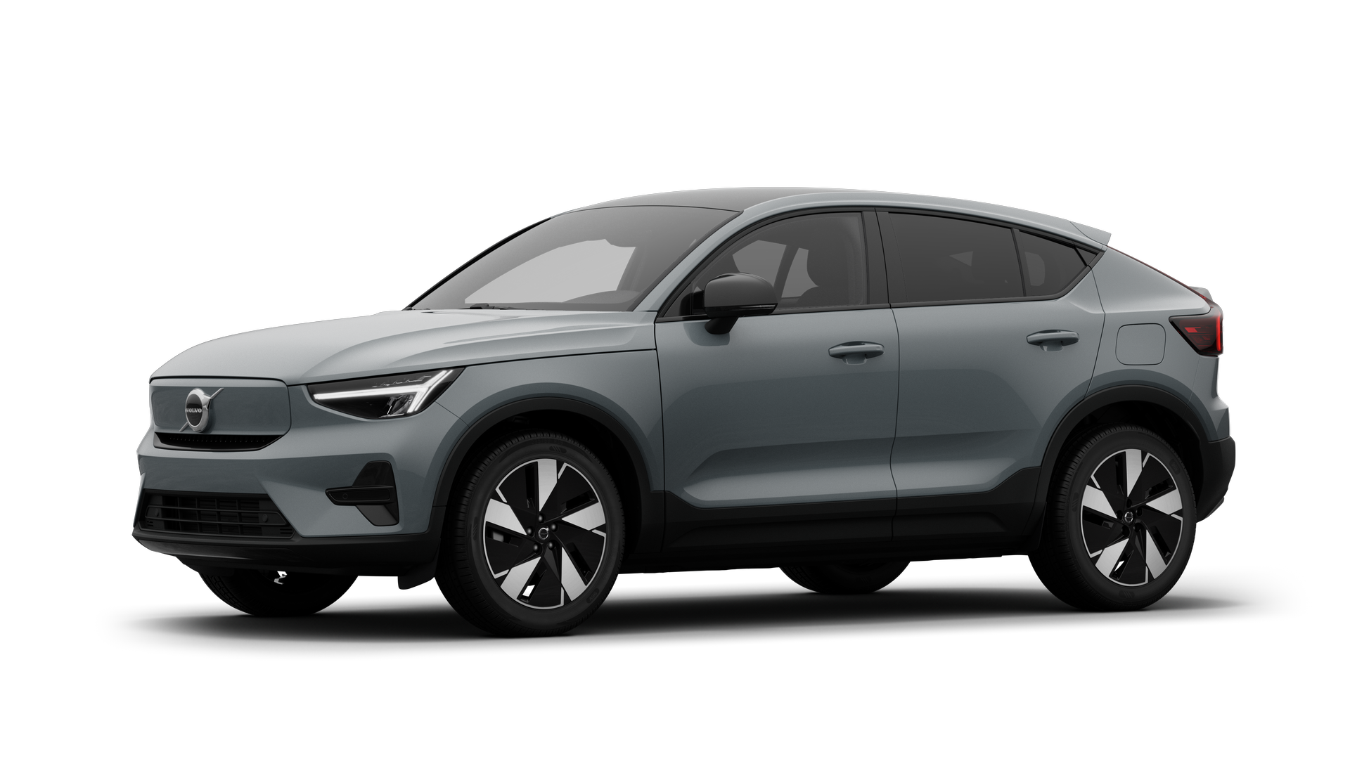 Extérieur d’une Volvo vue de trois quarts, fond de studio uni.