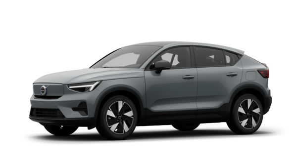 Het exterieur van de Volvo-auto in driekwart aanzicht, duidelijke studioachtergrond.