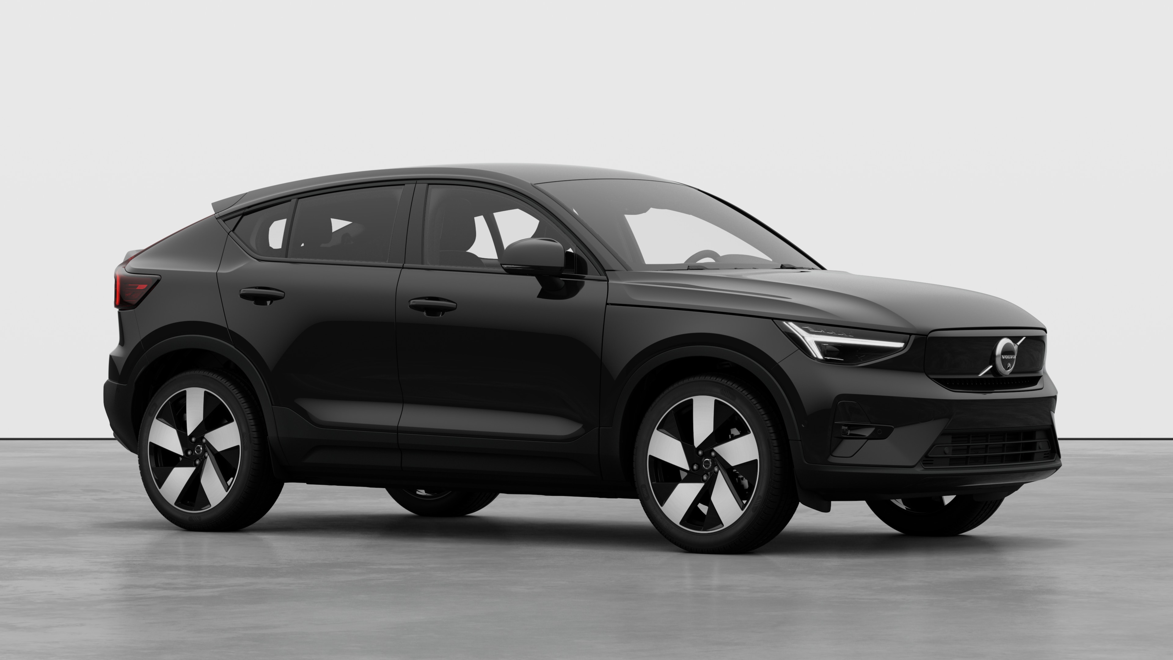 Exterior del vehículo Volvo, vista de tres cuartos en un fondo de estudio liso.