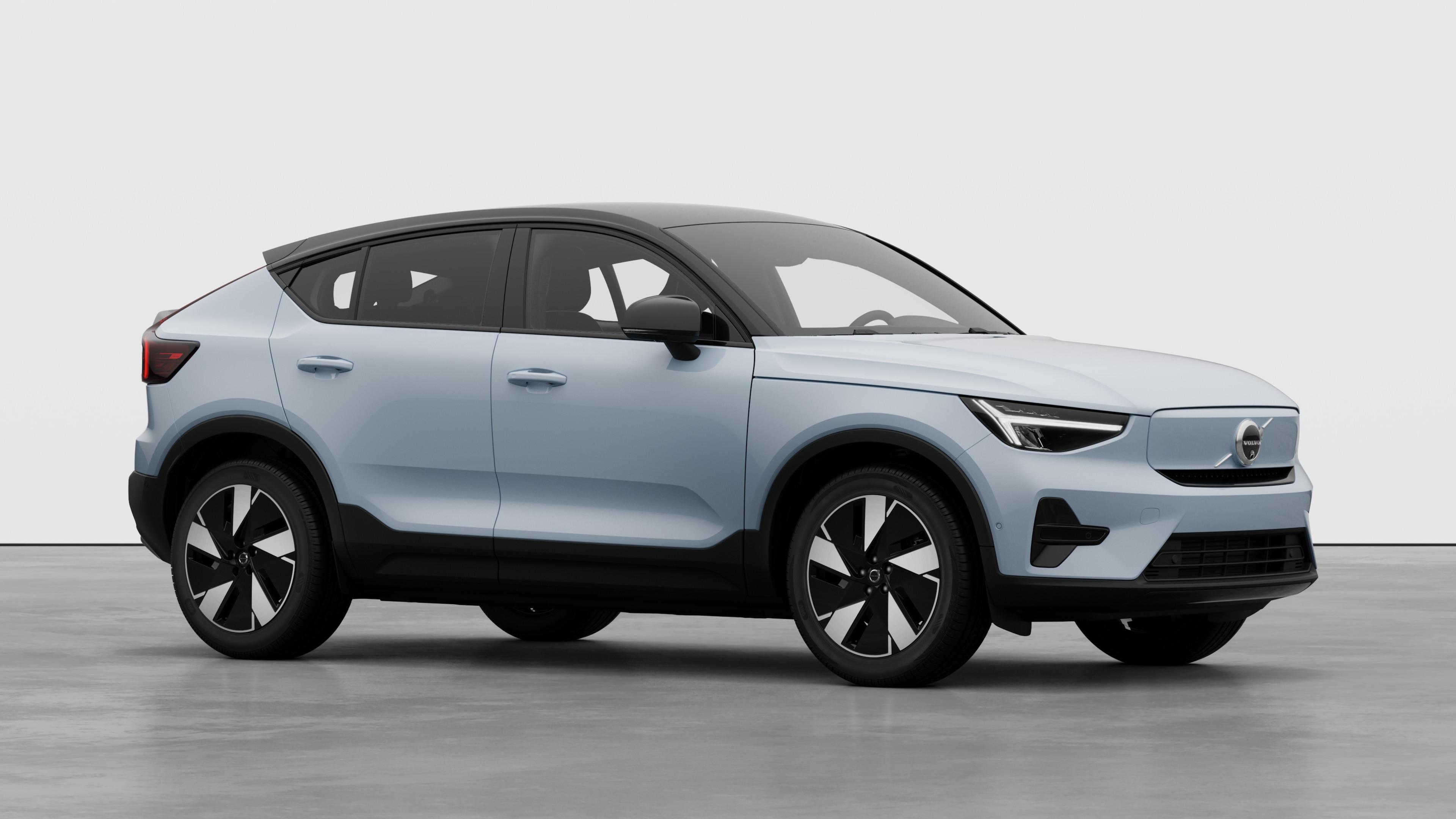 Volvo otomobilin dış görünümü, sade bir stüdyo arka planında dörtte üç görünüm.