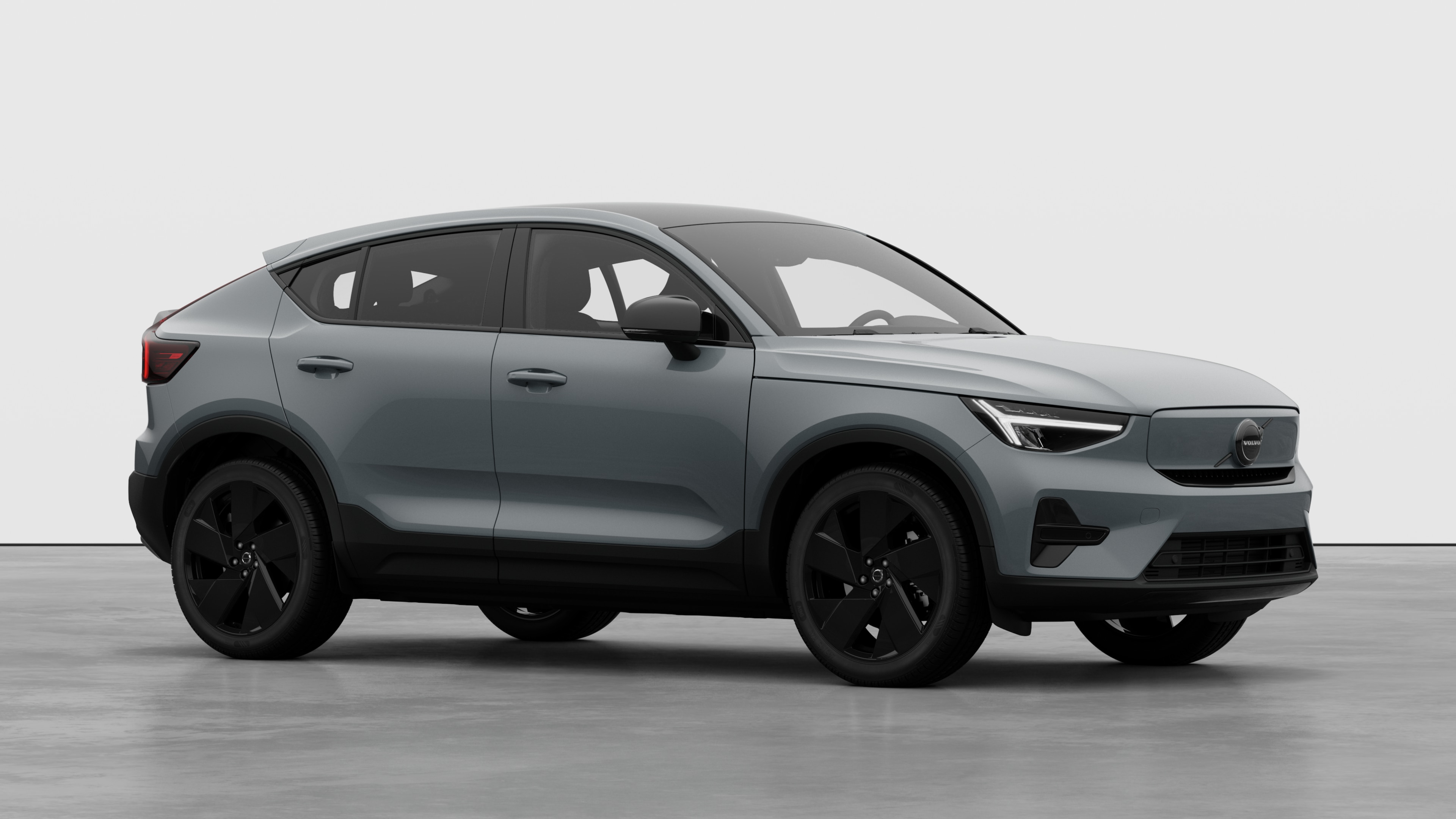 Außenansicht eines Volvo Fahrzeugs, Dreiviertelansicht in einem schlichten Studiohintergrund.