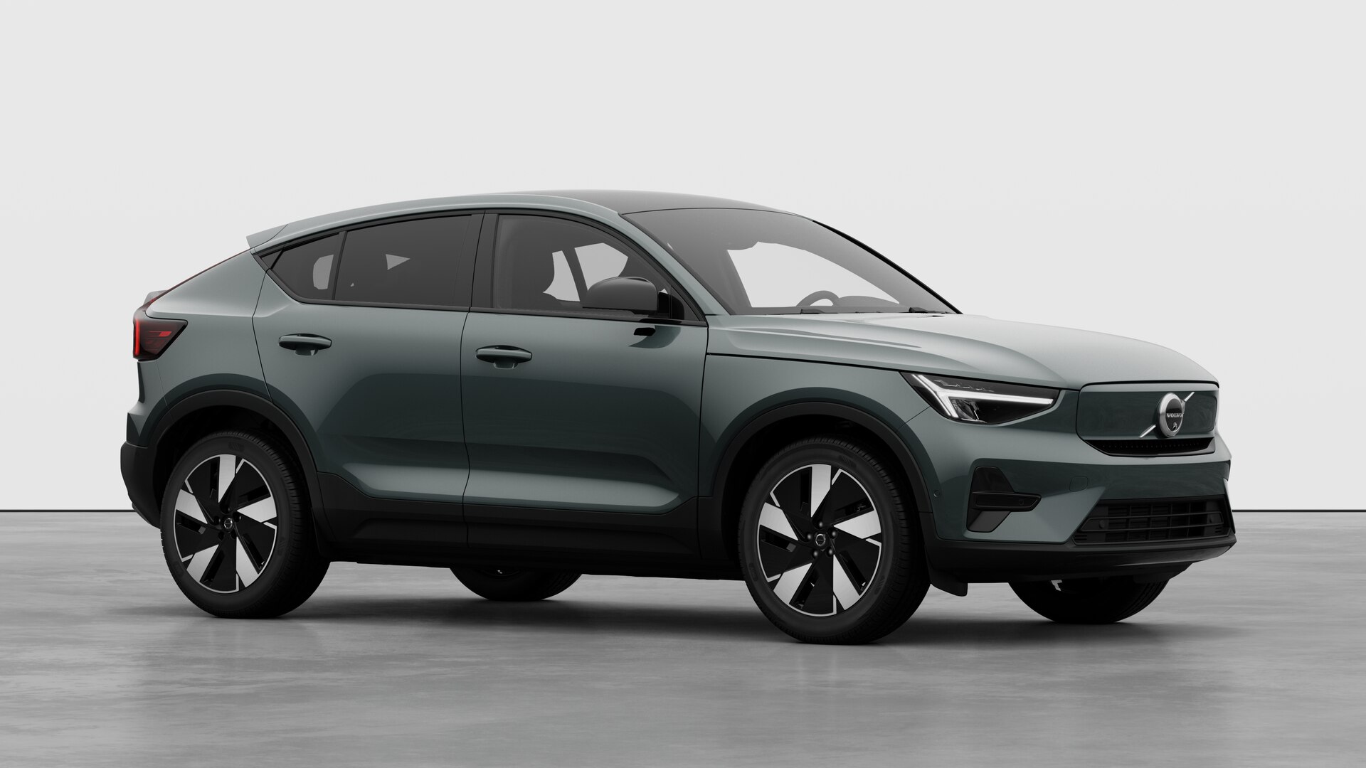 Extérieur d’une Volvo, vue de trois quarts sur un fond de studio uni.