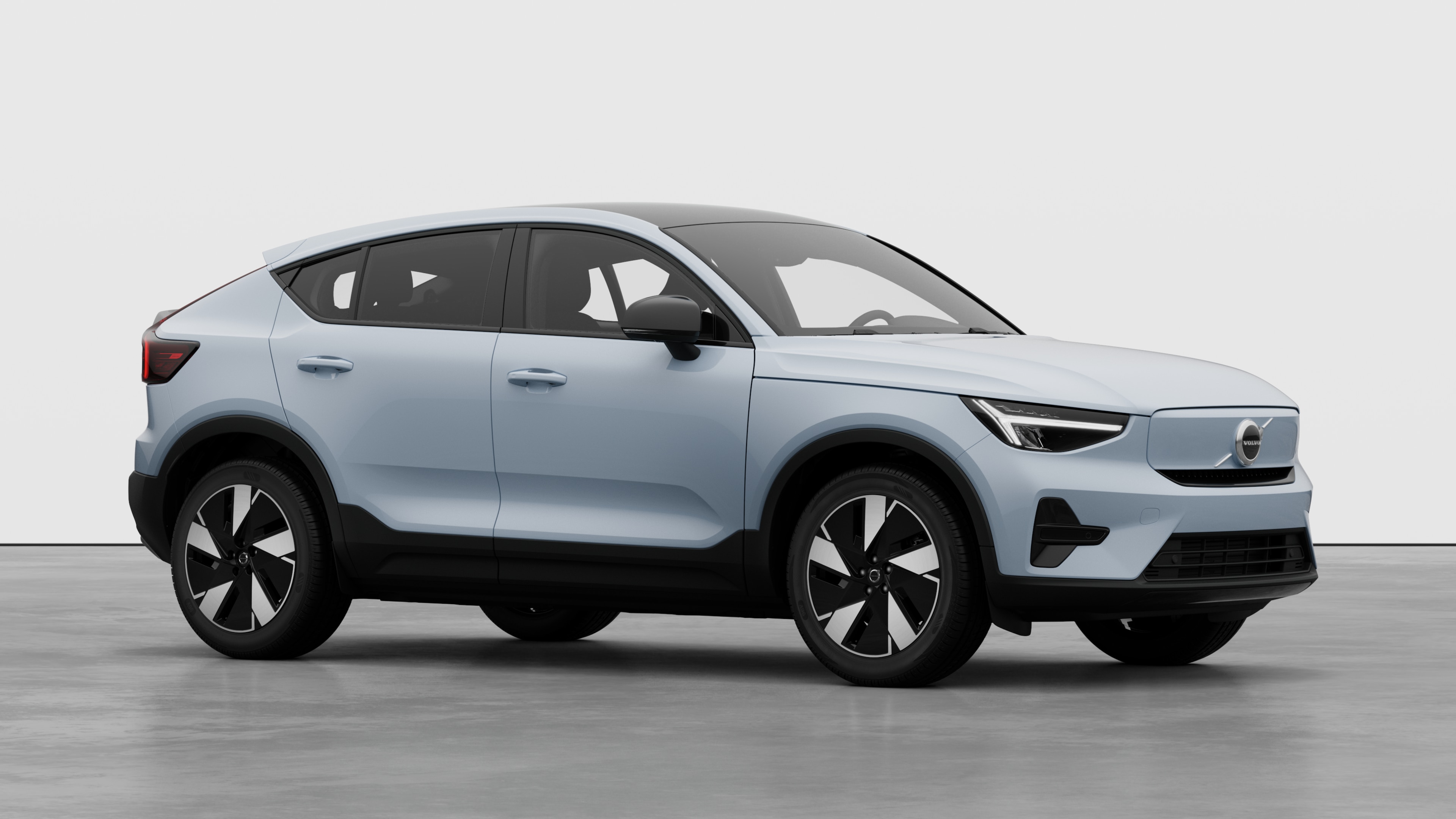 Volvo მანქანის ექსტერიერი, სამი მეოთხედი ხედი უბრალო სტუდიის ფონზე.