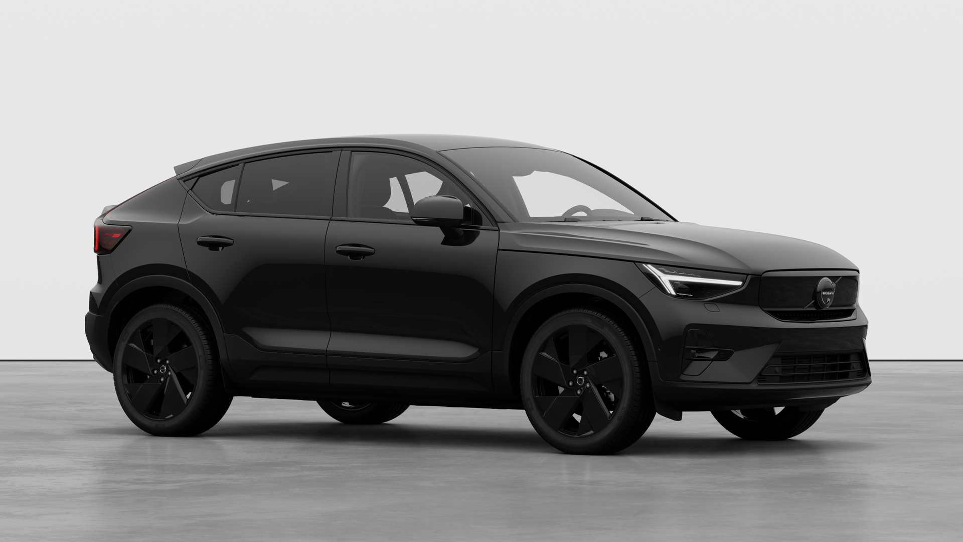 Extérieur d’une Volvo, vue de trois quarts sur un fond de studio uni.