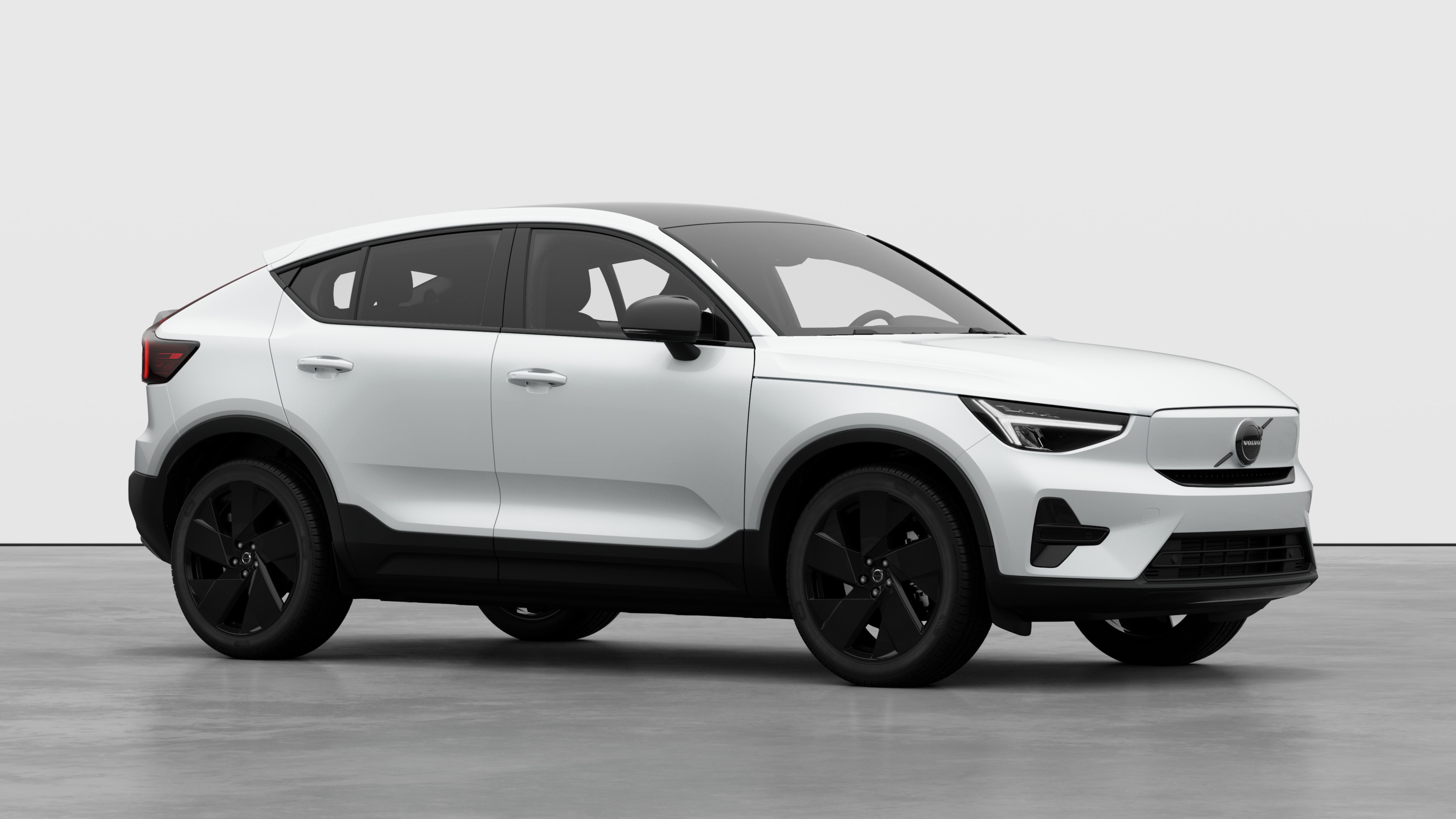 Außenansicht eines Volvo Fahrzeugs, Dreiviertelansicht in einem schlichten Studiohintergrund.