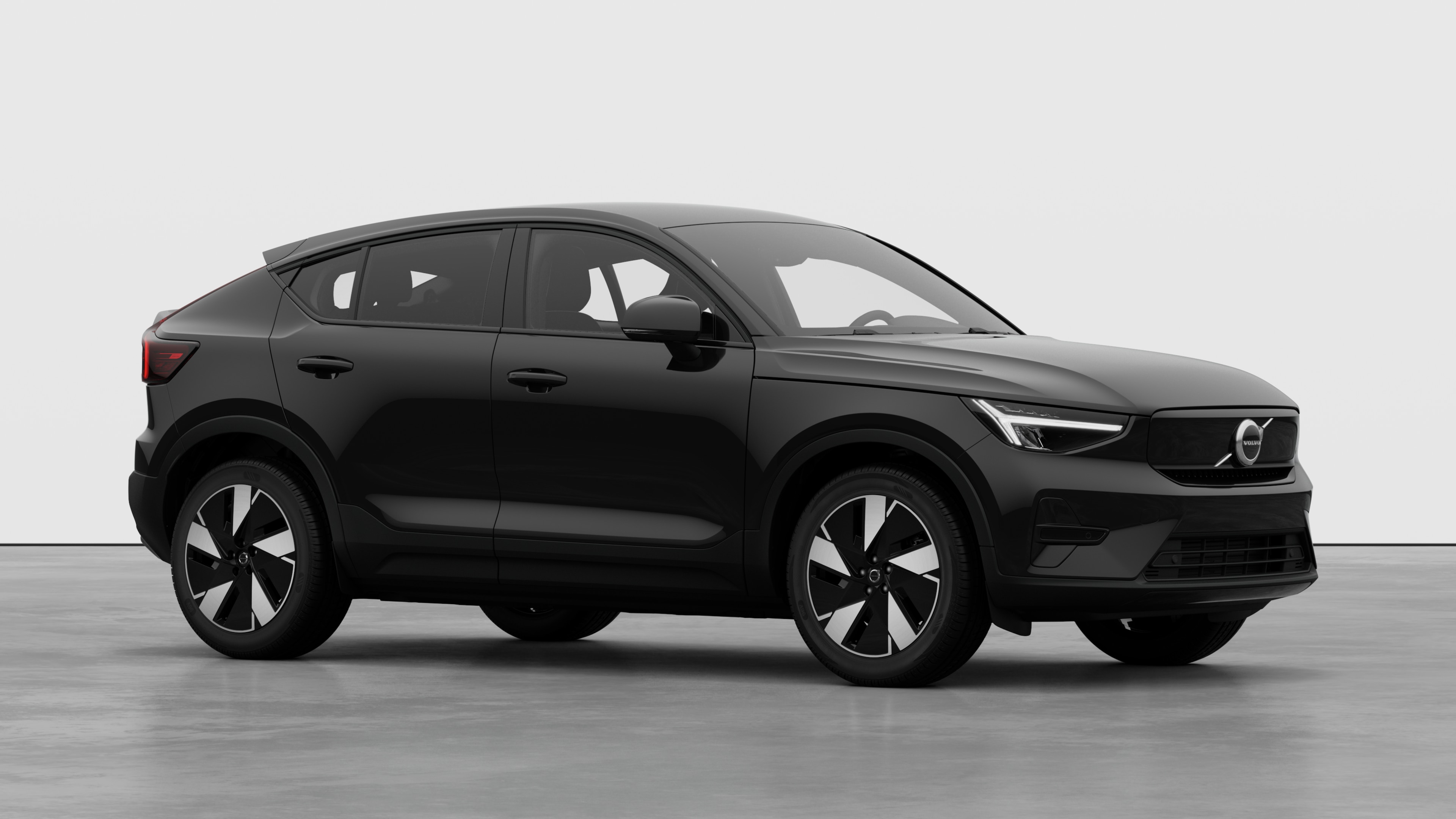 Exterior del vehículo Volvo, vista de tres cuartos en un fondo de estudio liso.