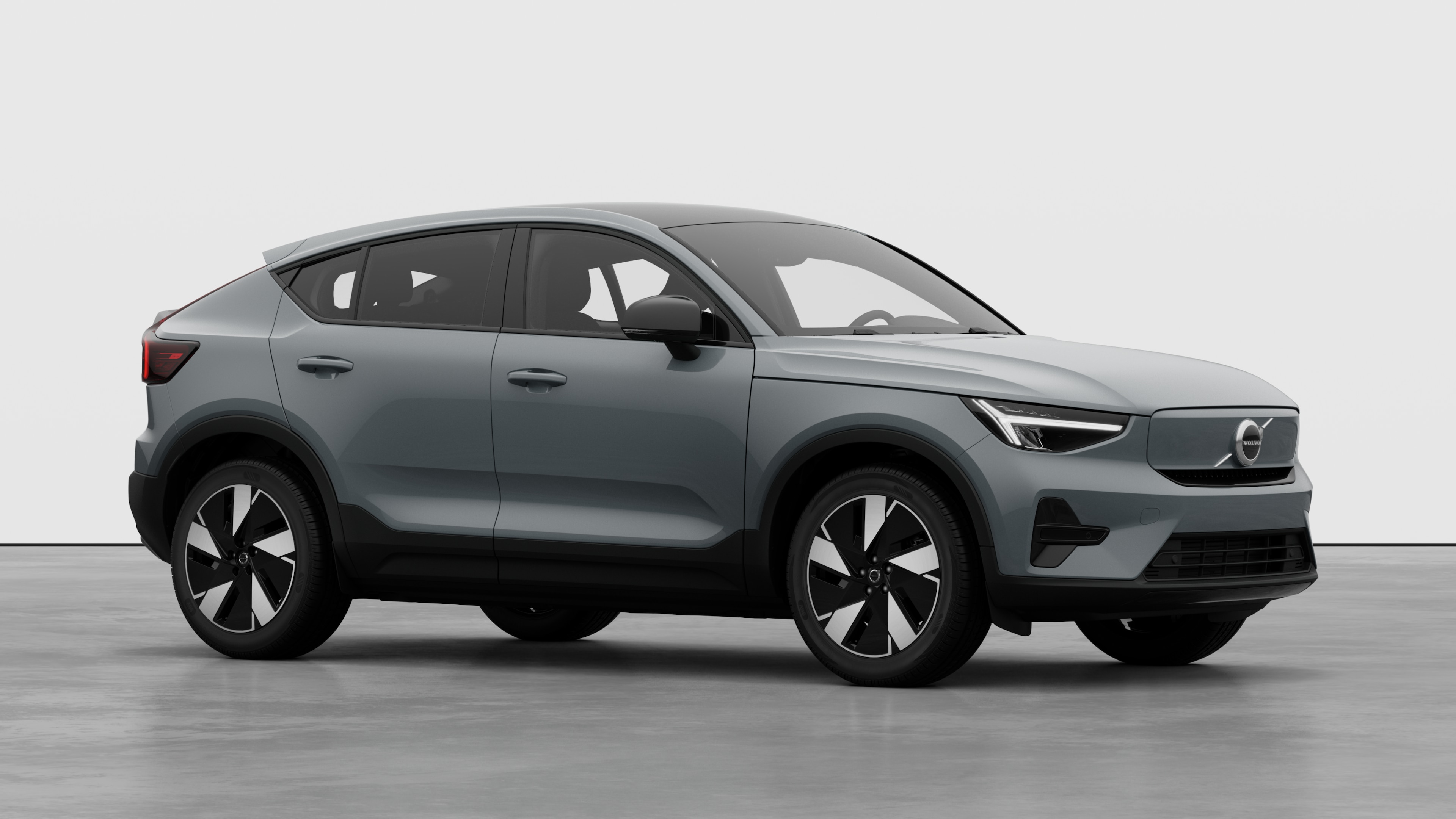 Extérieur d’une Volvo, vue de trois quarts sur un fond de studio uni.