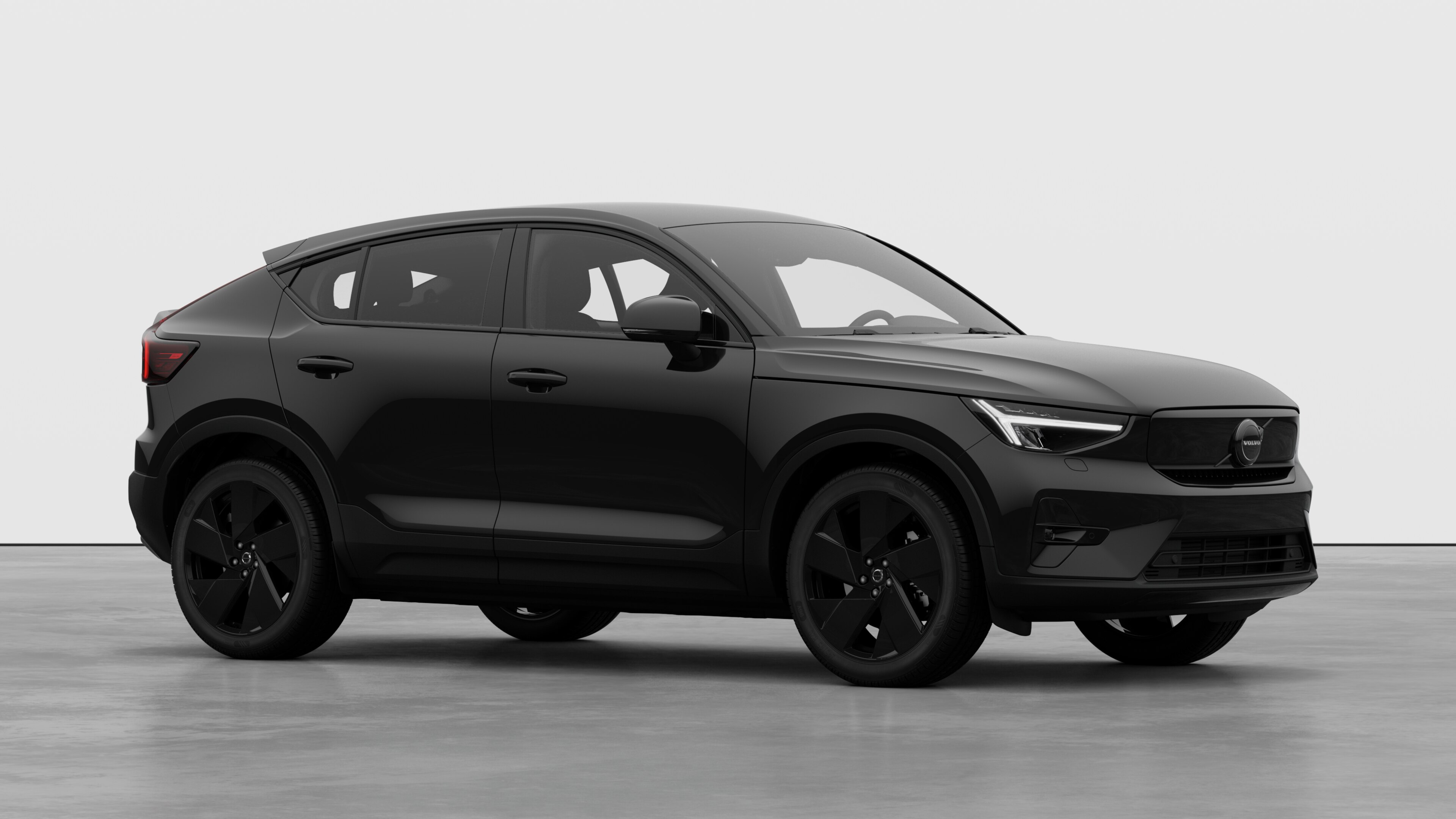 Volvobilens exteriör, trekvartsvy i en vanlig studiobakgrund.