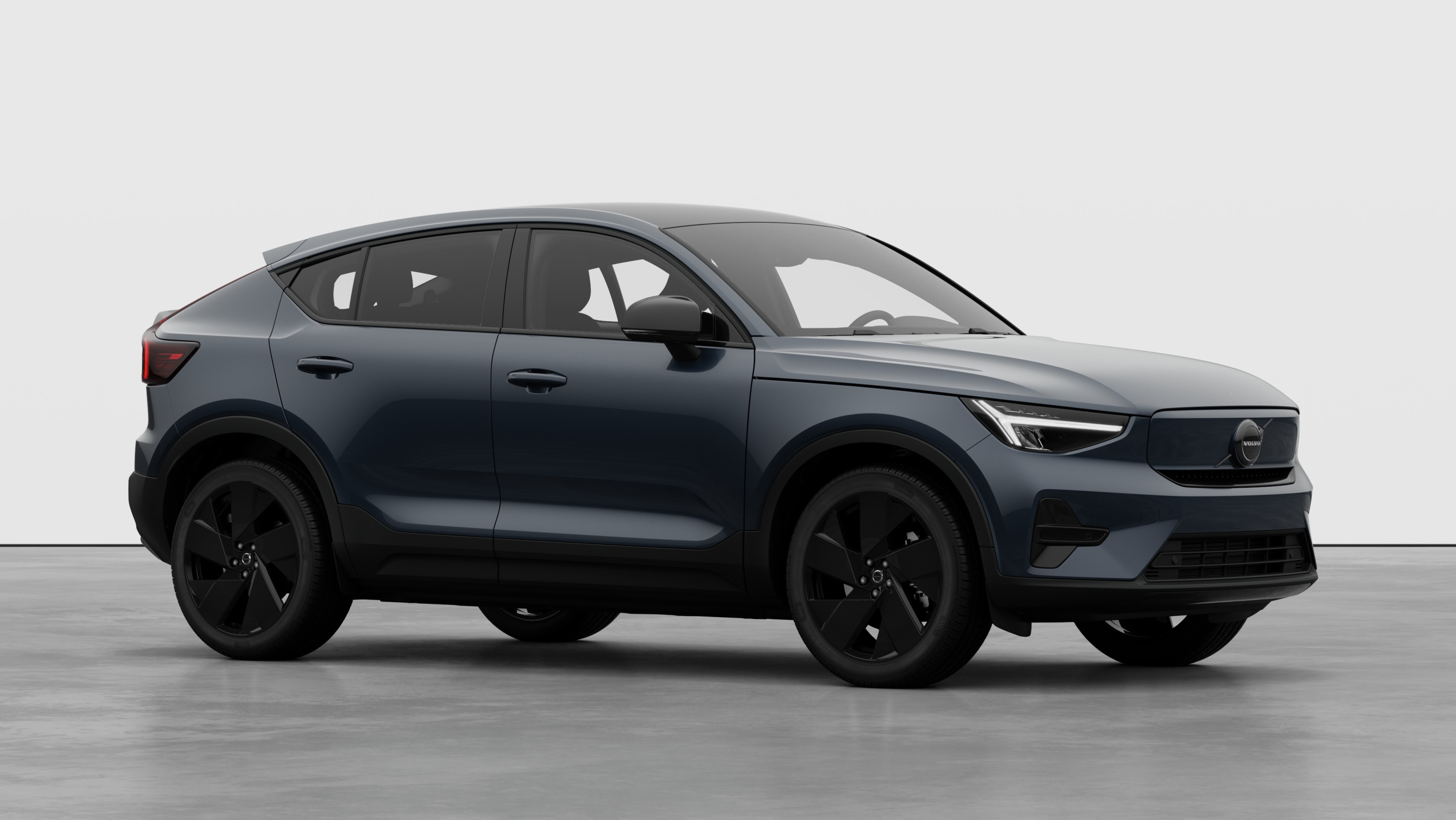 Außenansicht eines Volvo Fahrzeugs, Dreiviertelansicht in einem schlichten Studiohintergrund.