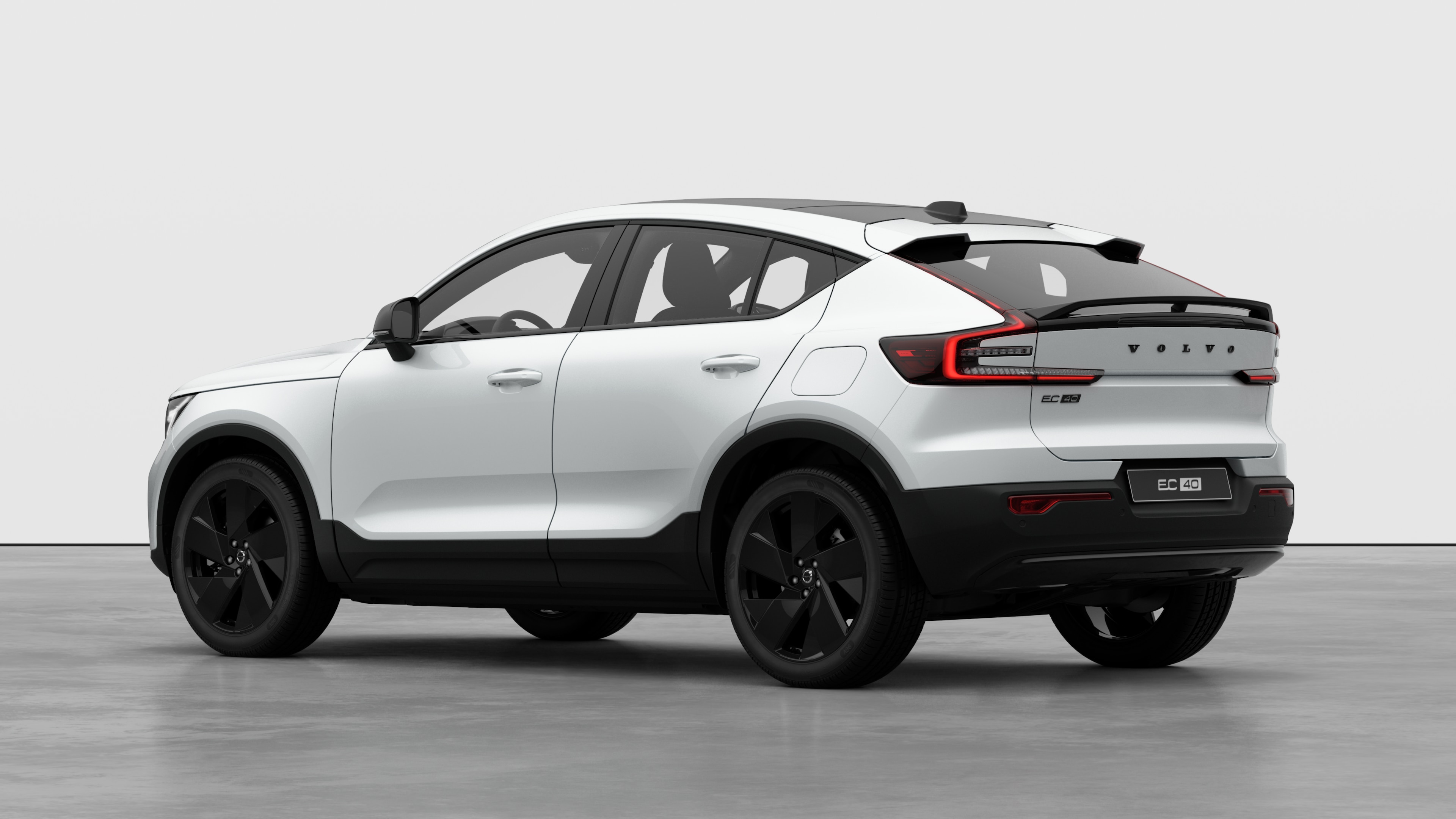 Dreiviertelansicht des Hecks eines Volvo in einem schlichten Studiohintergrund.