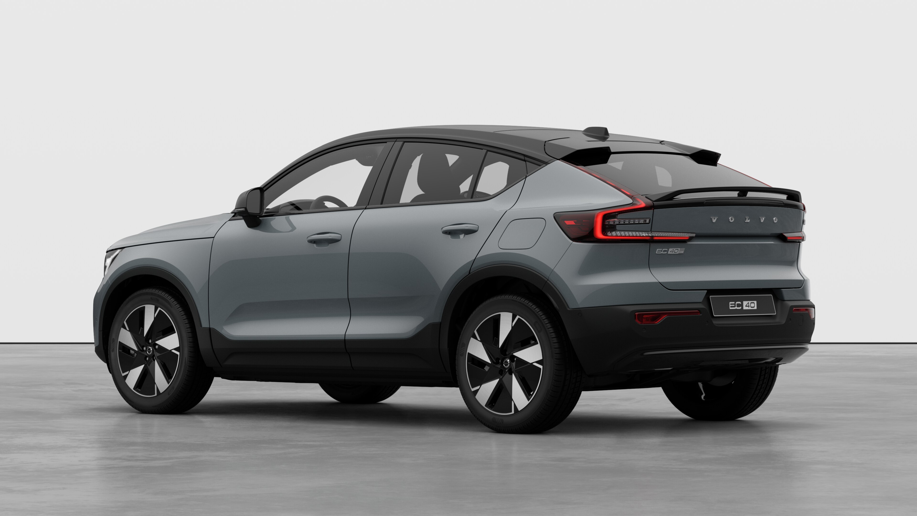 Driekwart achteraanzicht van een Volvo op een eenvoudige studioachtergrond.