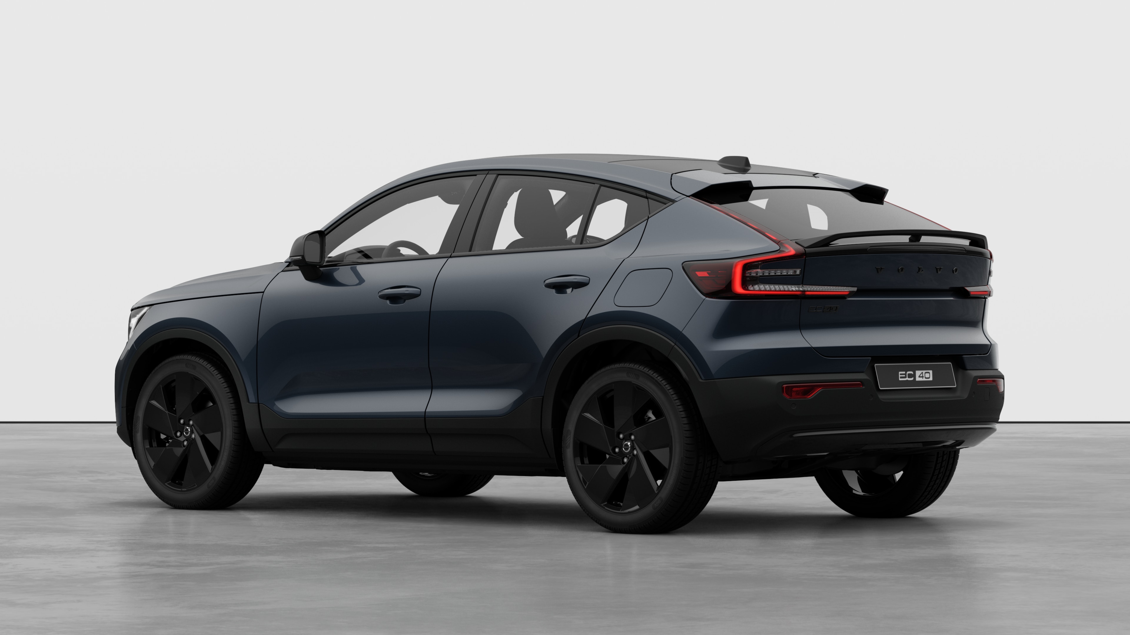 Dreiviertelansicht des Hecks eines Volvo in einem schlichten Studiohintergrund.