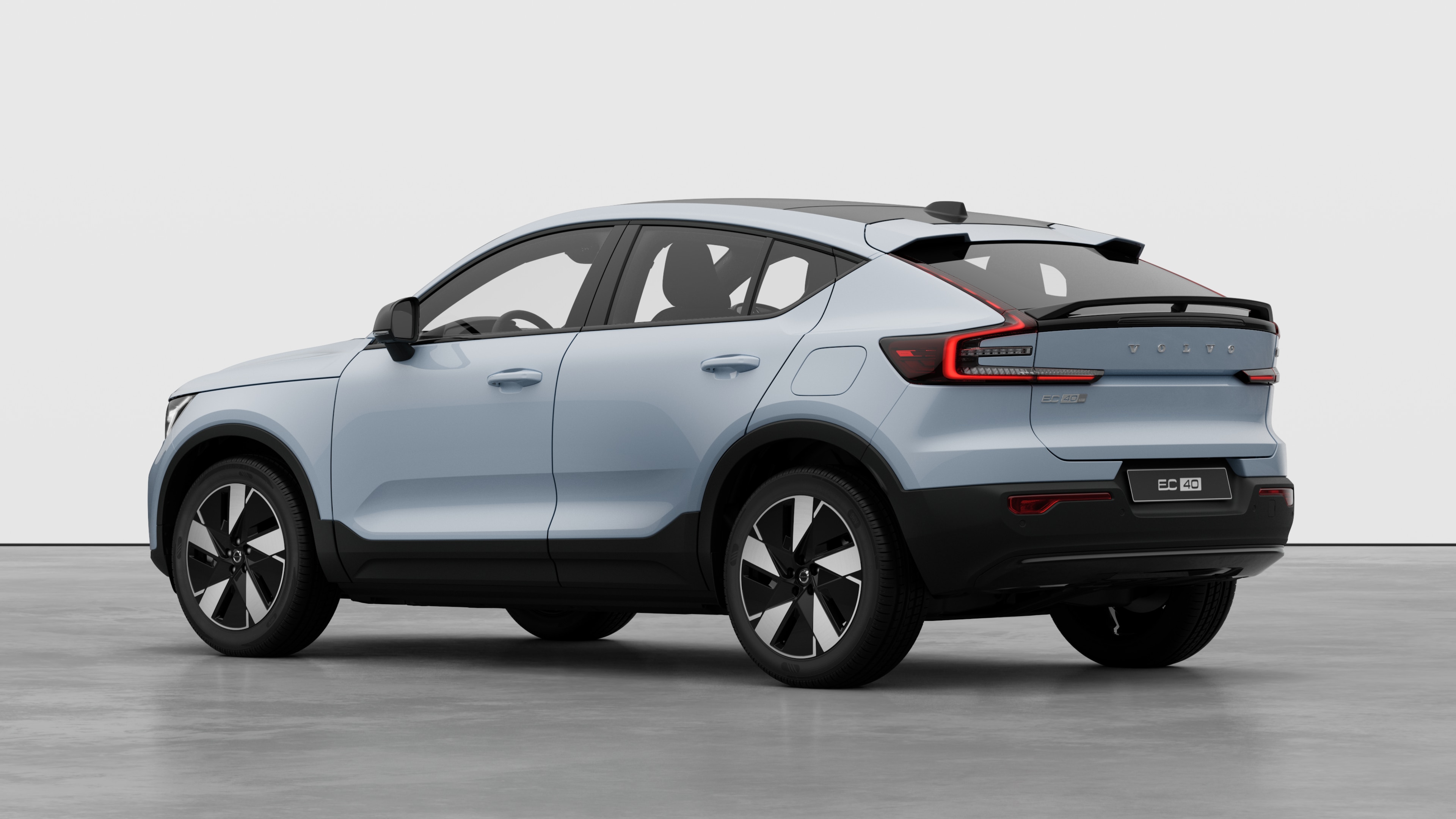 Volvo tagaosa kolmveerandvaade tavalisel stuudiotaustal.