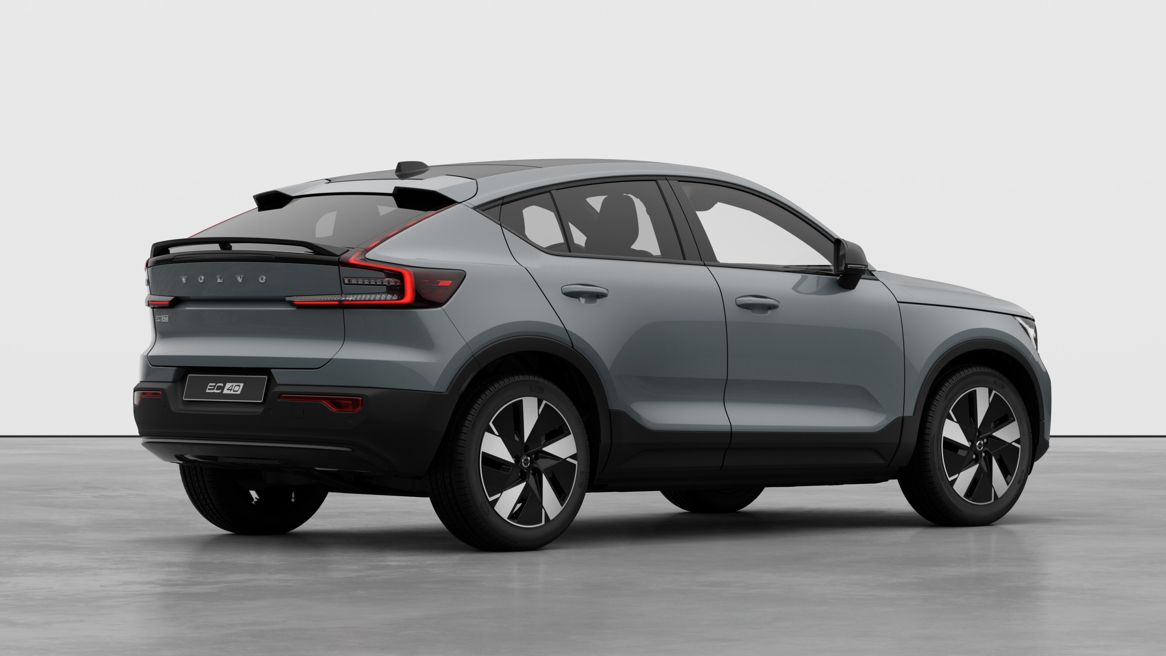 Driekwart achteraanzicht van Volvo op een effen studioachtergrond.