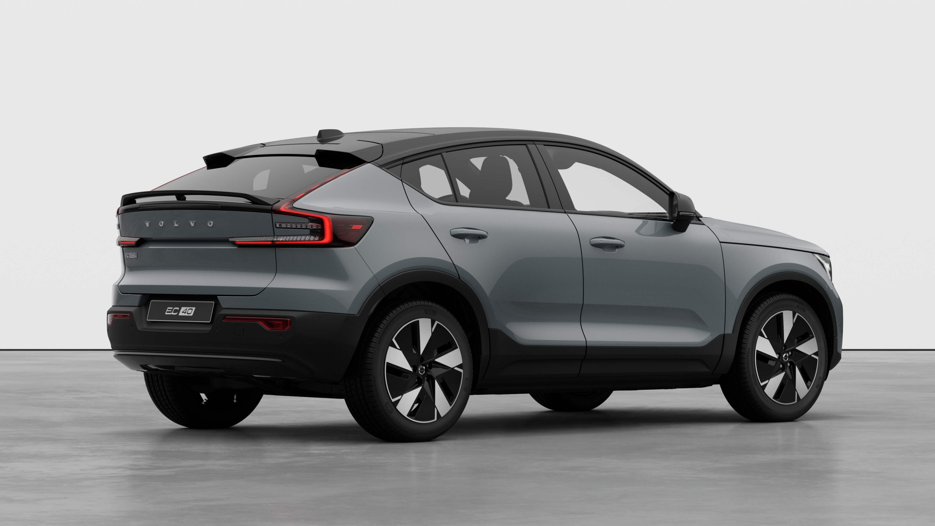 Vue arrière de la Volvo de trois quarts sur fond de studio uni.