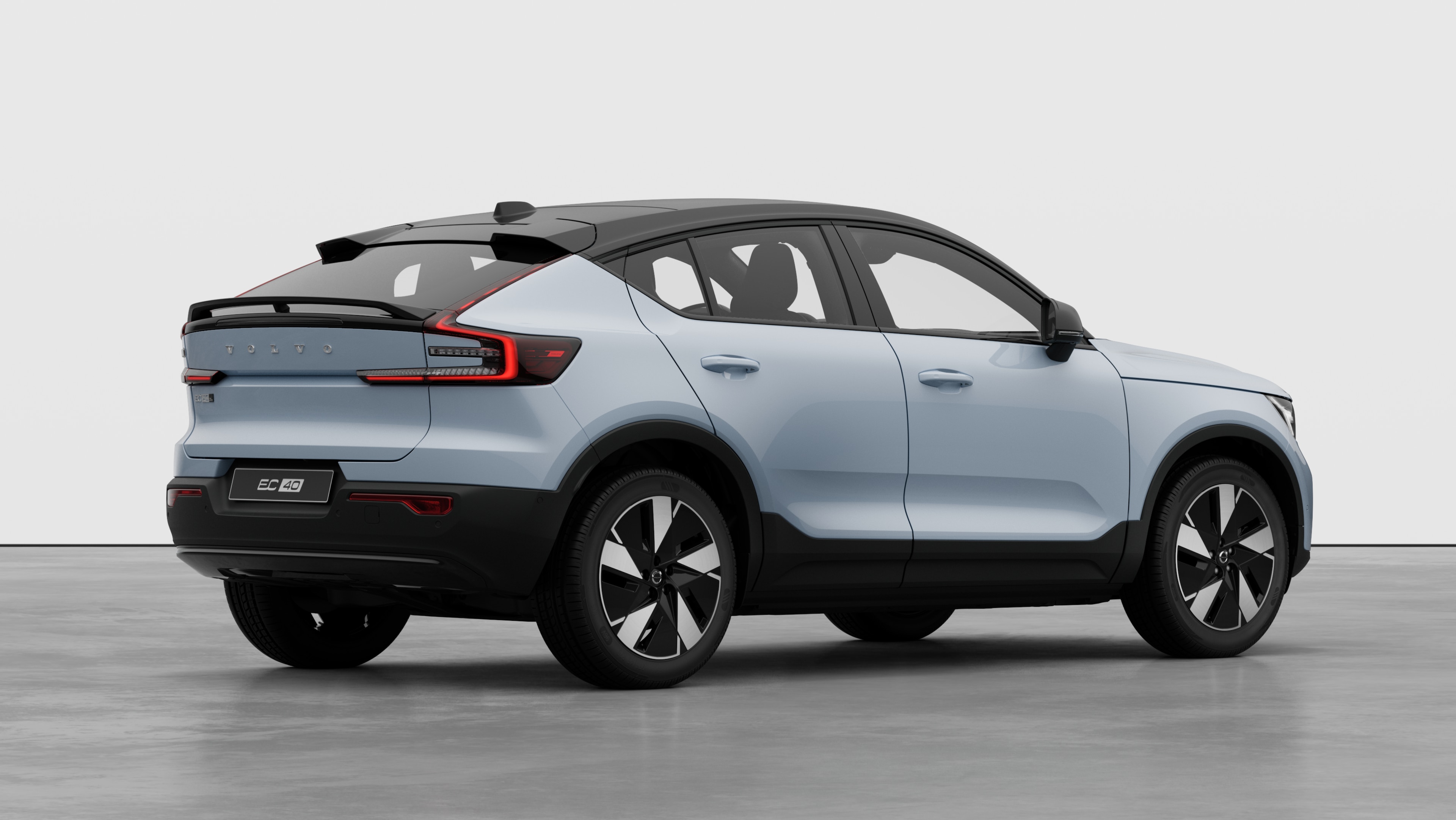 Düz stüdyo arka planında Volvo otomobilin arka dörtte üçü görünümü.