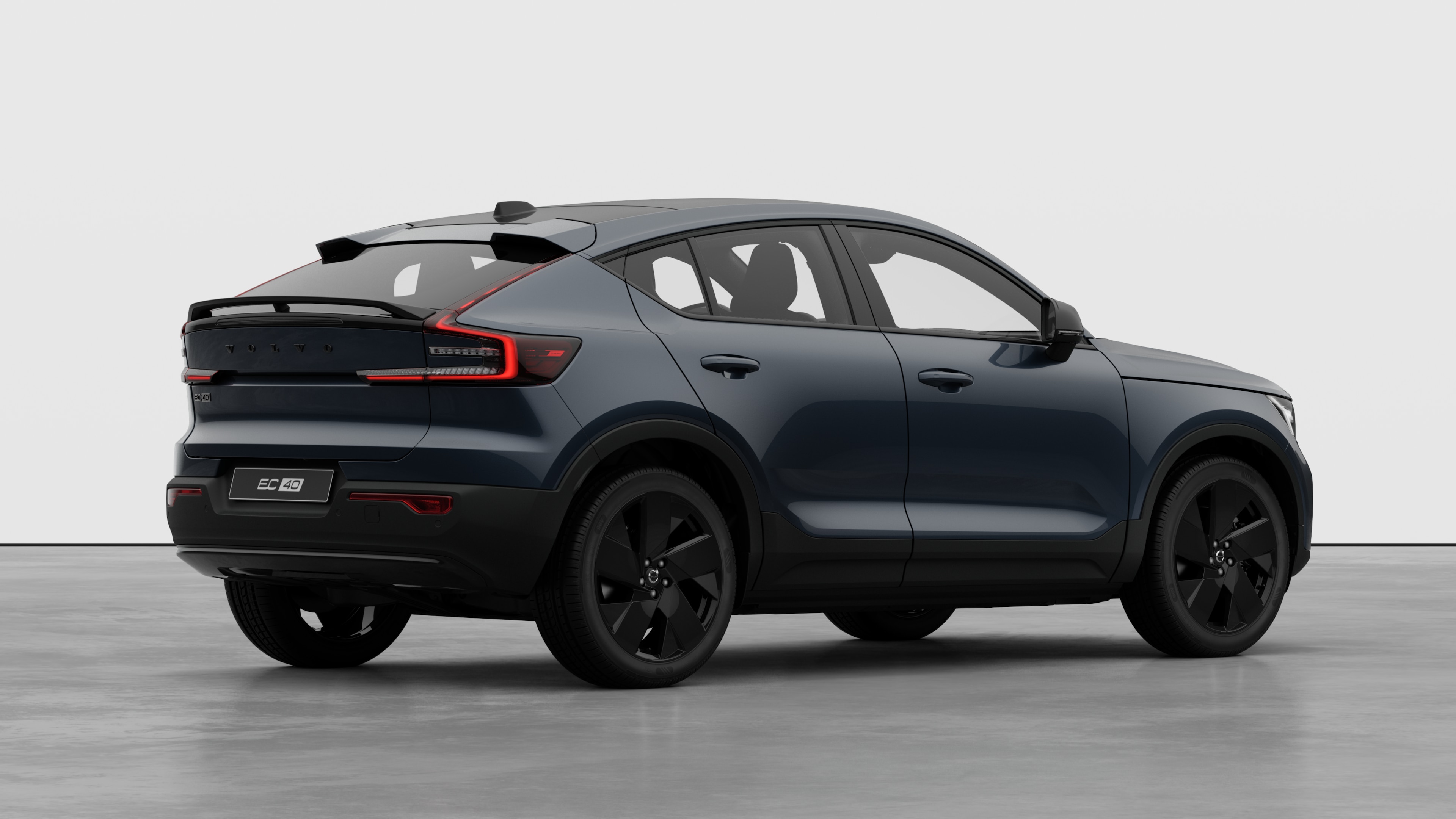 Dreiviertelansicht des Hecks eines Volvo auf einfarbigem Studiohintergrund.