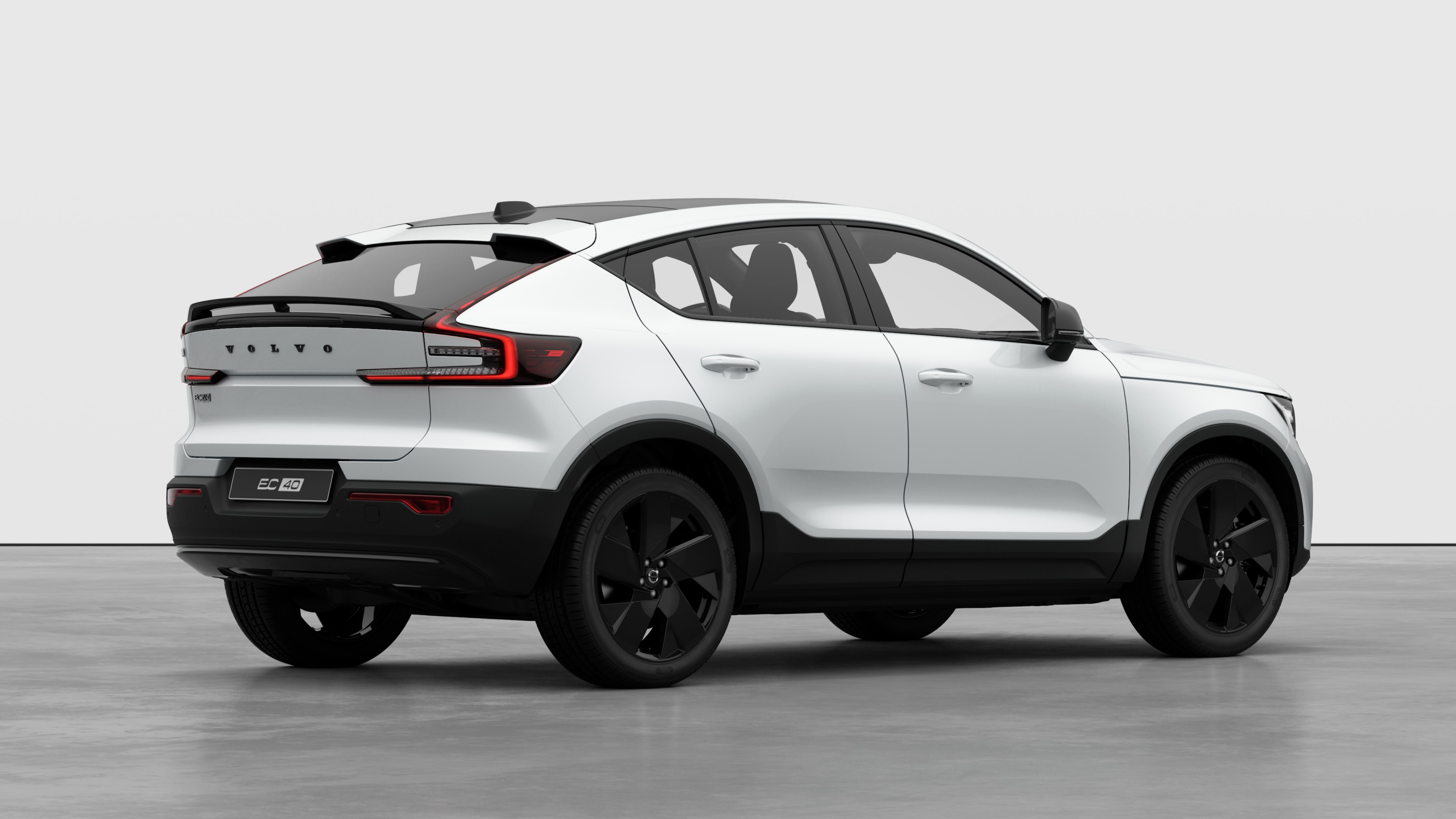 Dreiviertelansicht des Hecks eines Volvo auf einfarbigem Studiohintergrund.