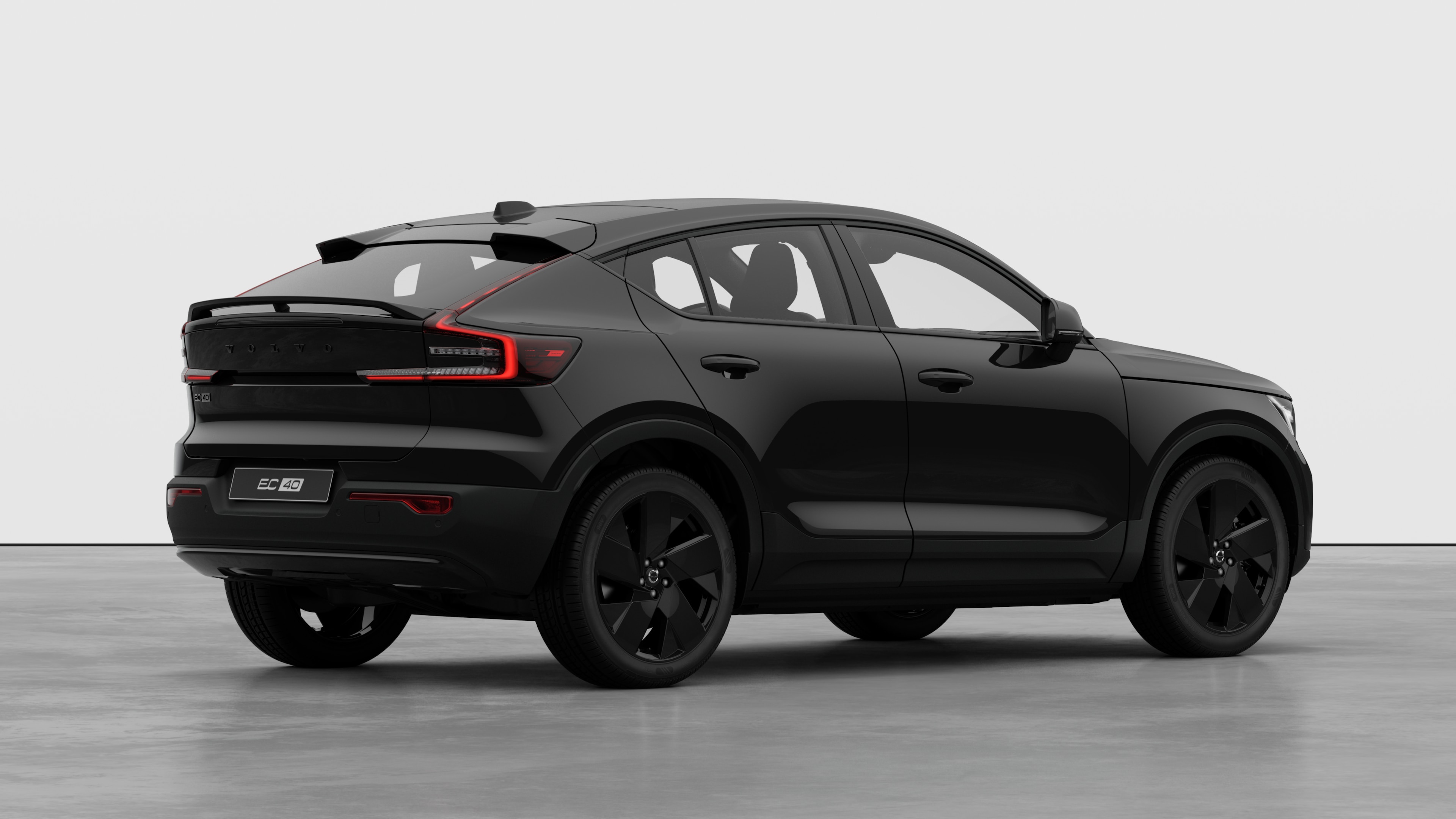 Tříčtvrteční pohled na zadní část vozu Volvo na pozadí prostého studia.