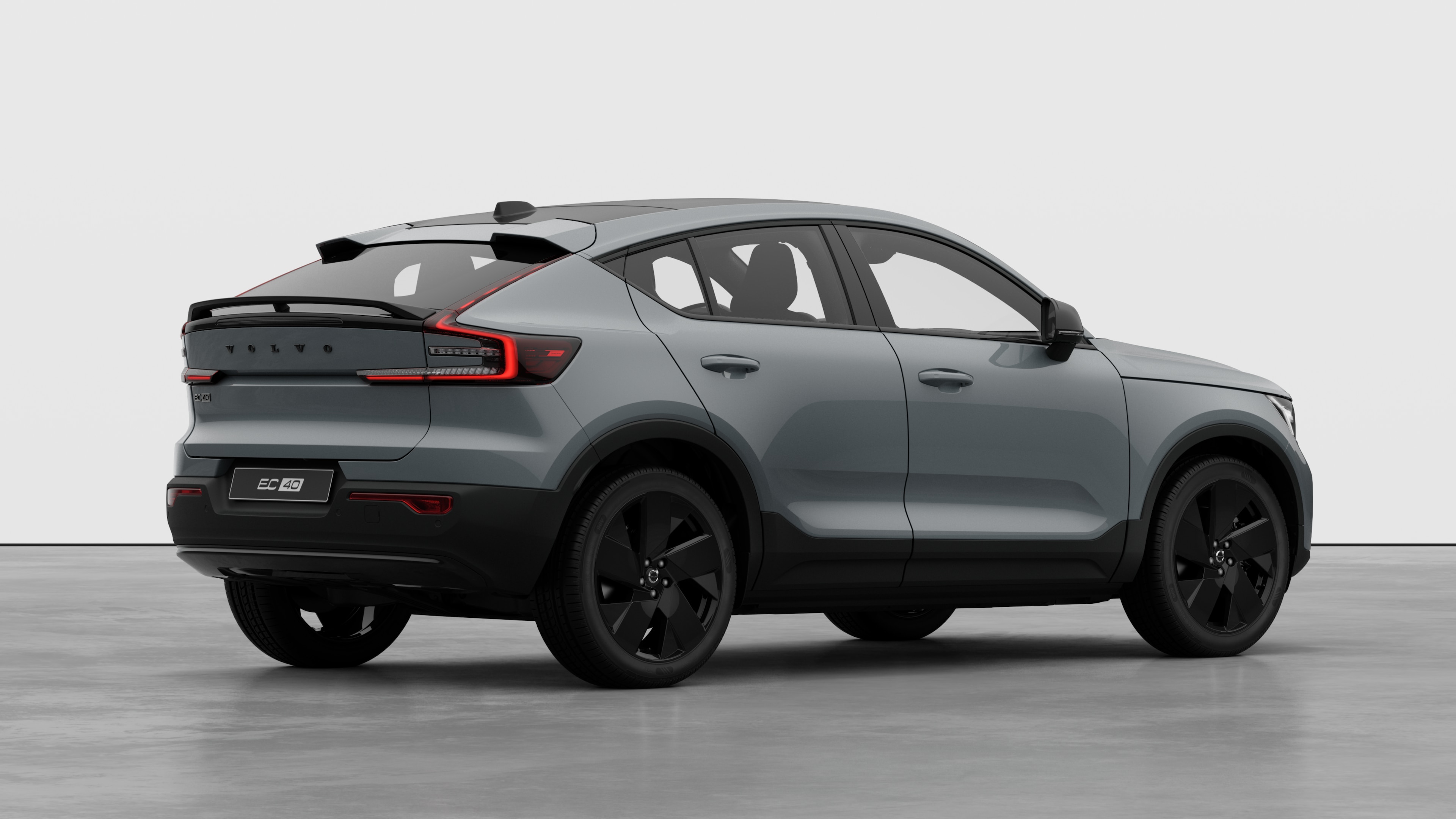 Dreiviertelansicht des Hecks eines Volvo auf einfarbigem Studiohintergrund.