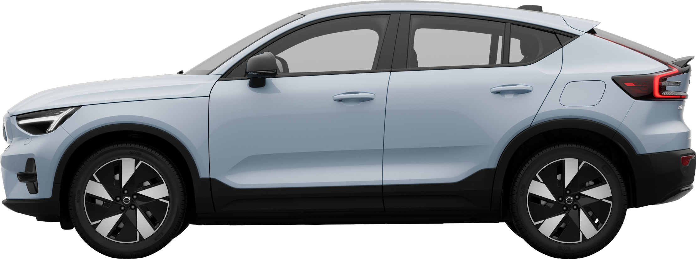 Skats no sāniem uz Volvo automašīnas, kas novietota uz vienkārša studijas fona, parādot transportlīdzekļa kopējo gludo profilu un dizainu.