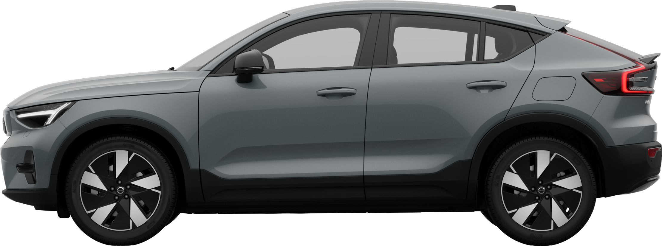 Zijaanzicht van een Volvo geparkeerd tegen een effen studioachtergrond, die het algehele slanke profiel en design van het voertuig laat zien.